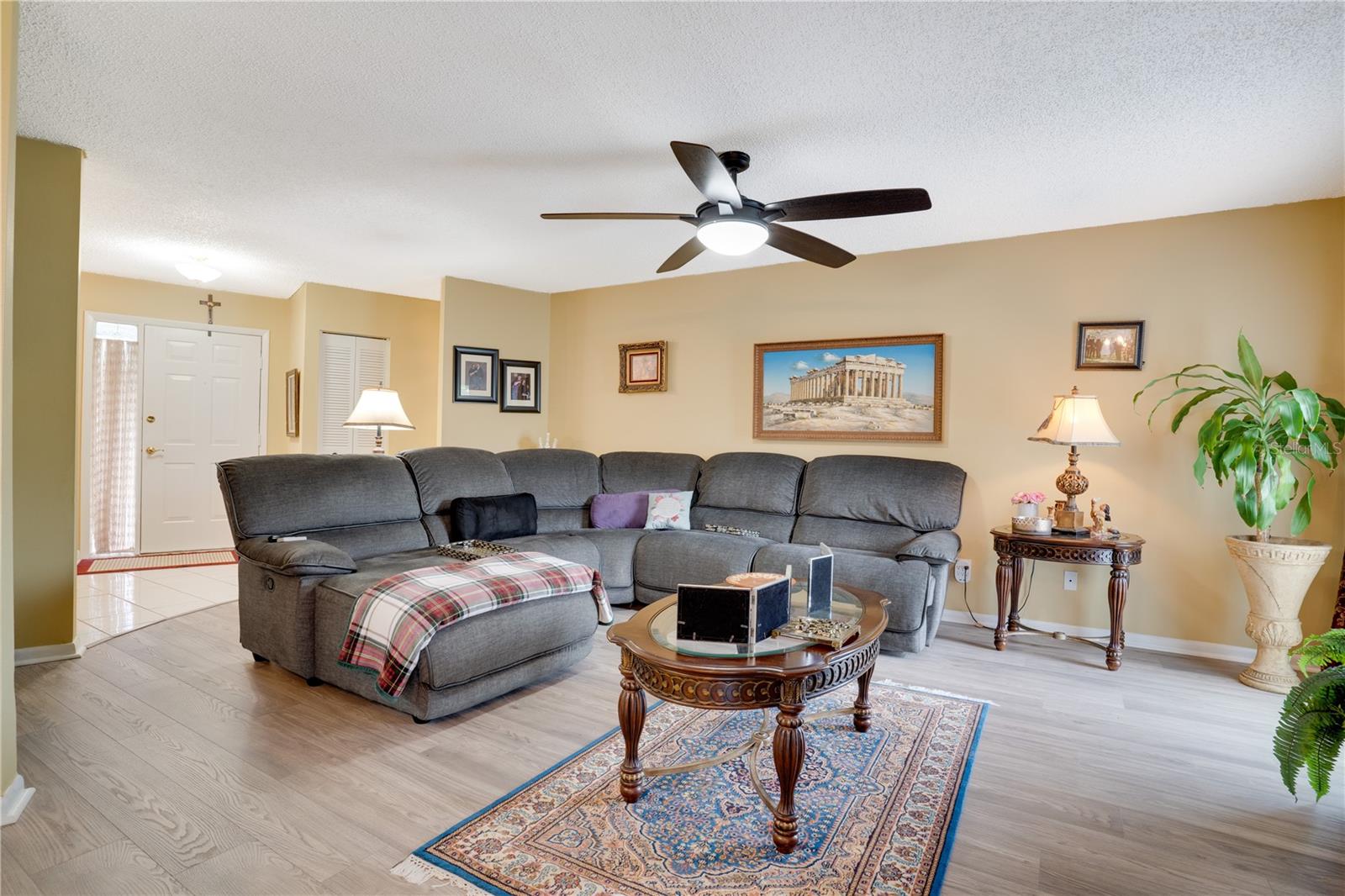 Living room, Laminate Flooring 03/2025