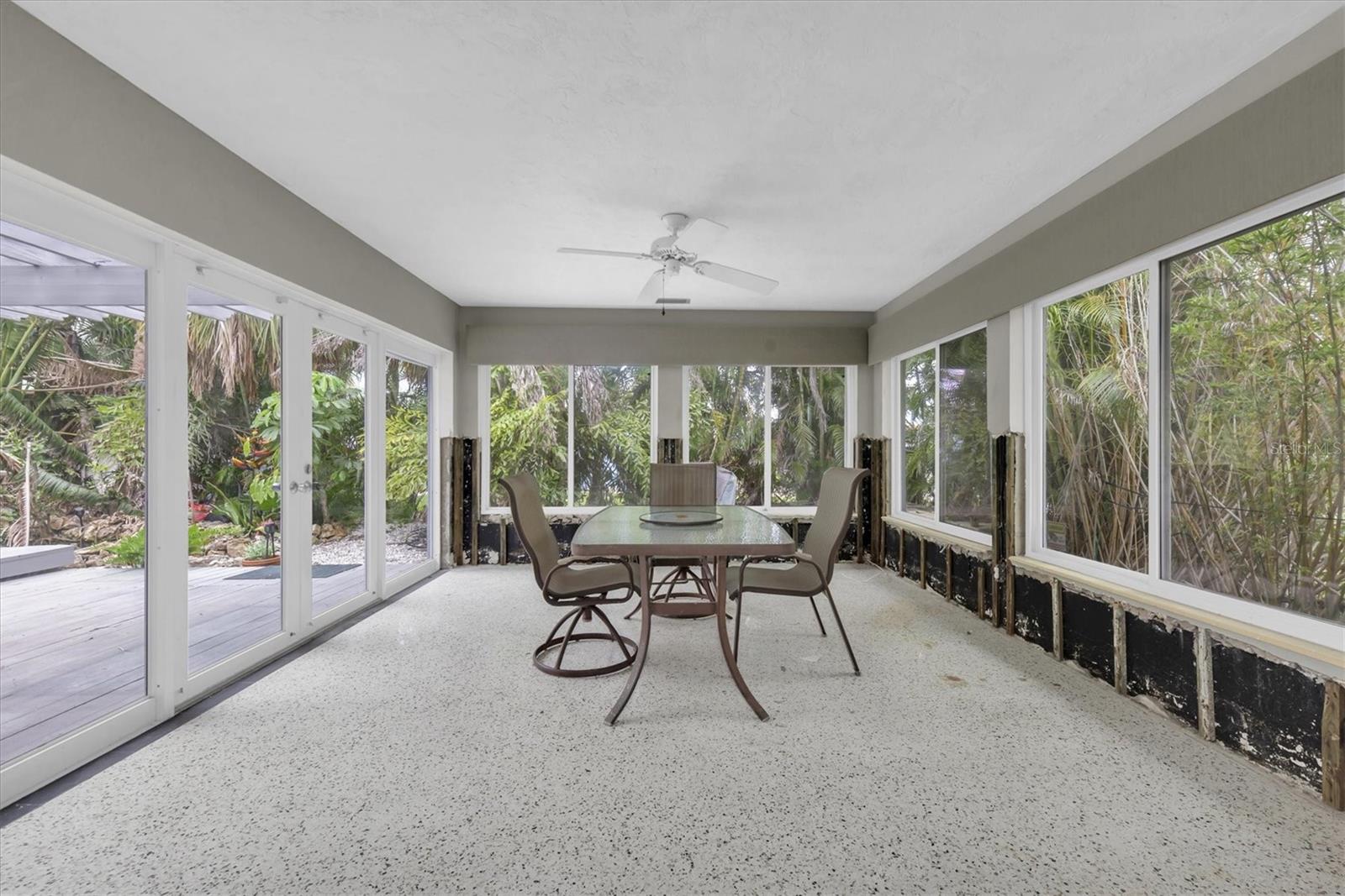 Beautiful surroundings for a family or dining room