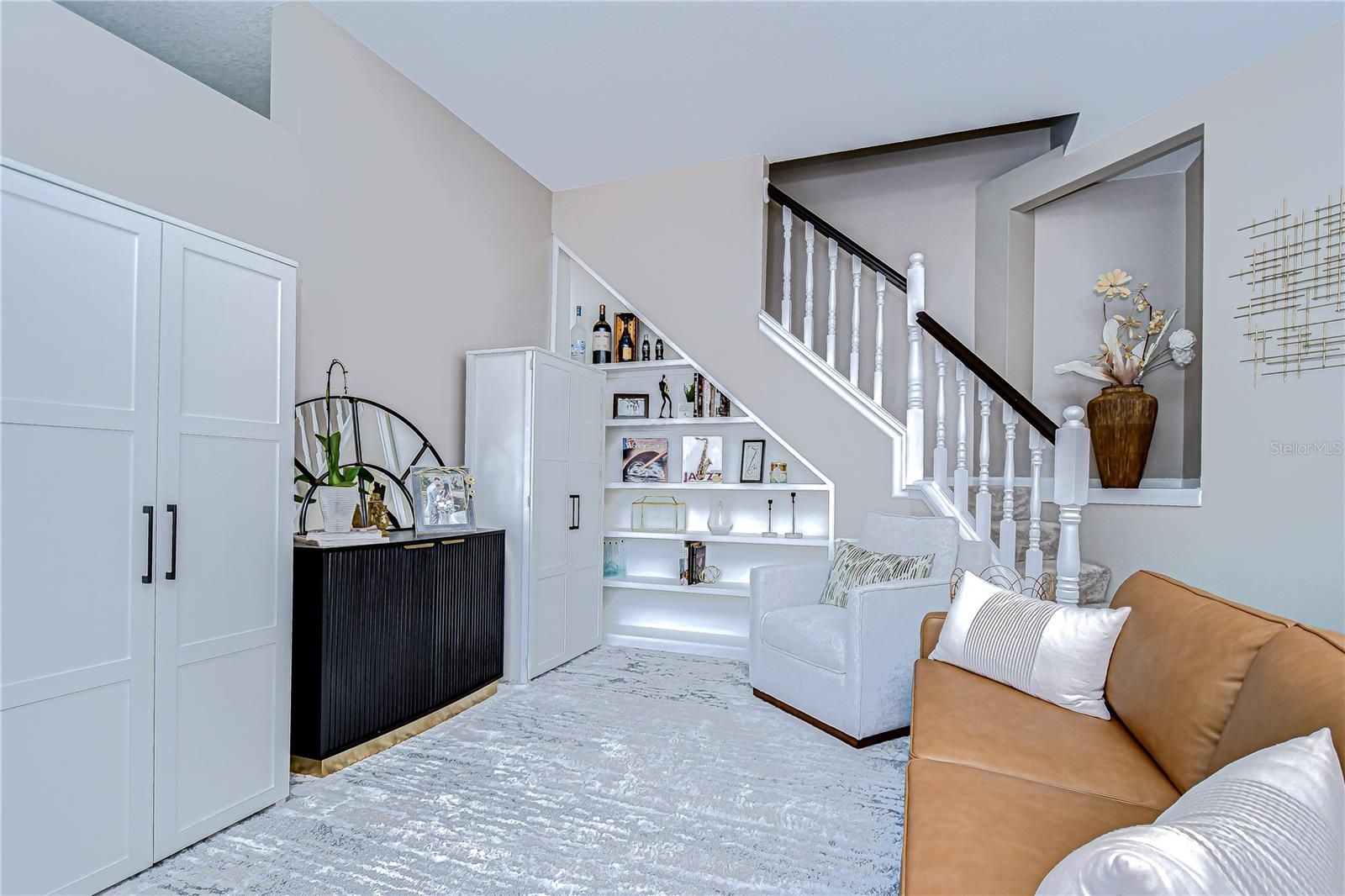 Art niche and built-in living room shelving