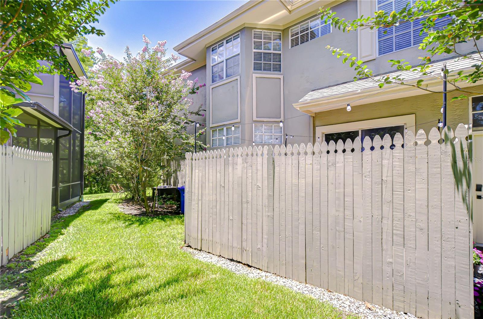 Side patio privacy fence