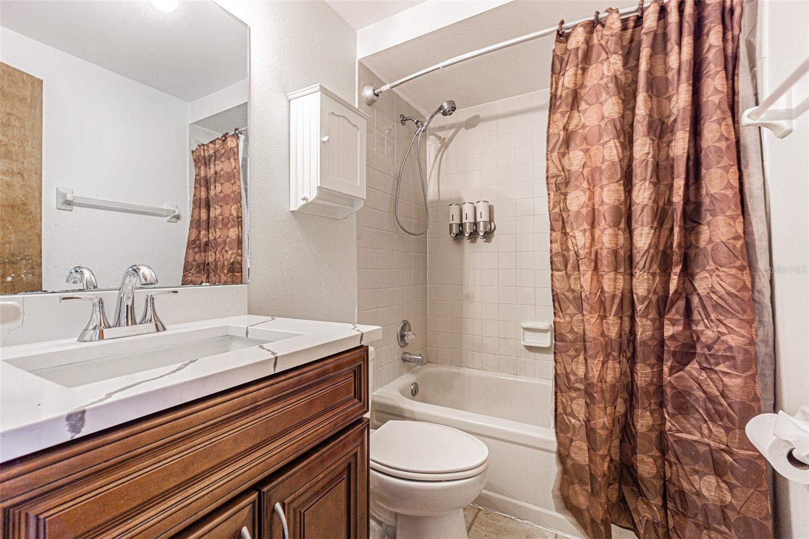 Upstairs 2nd full bath with tub/ shower combo