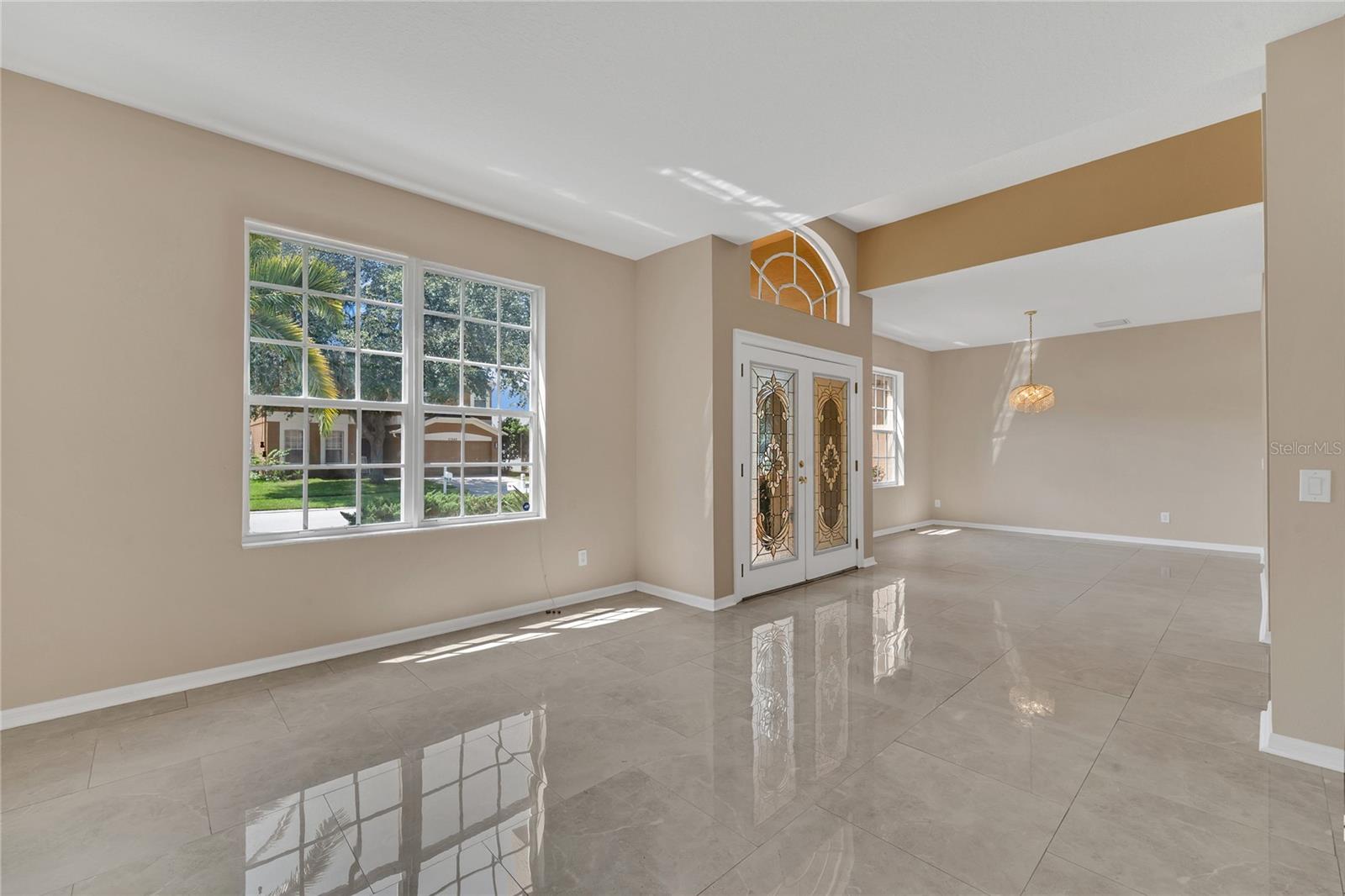 entrance foyer right  angle - Receiver