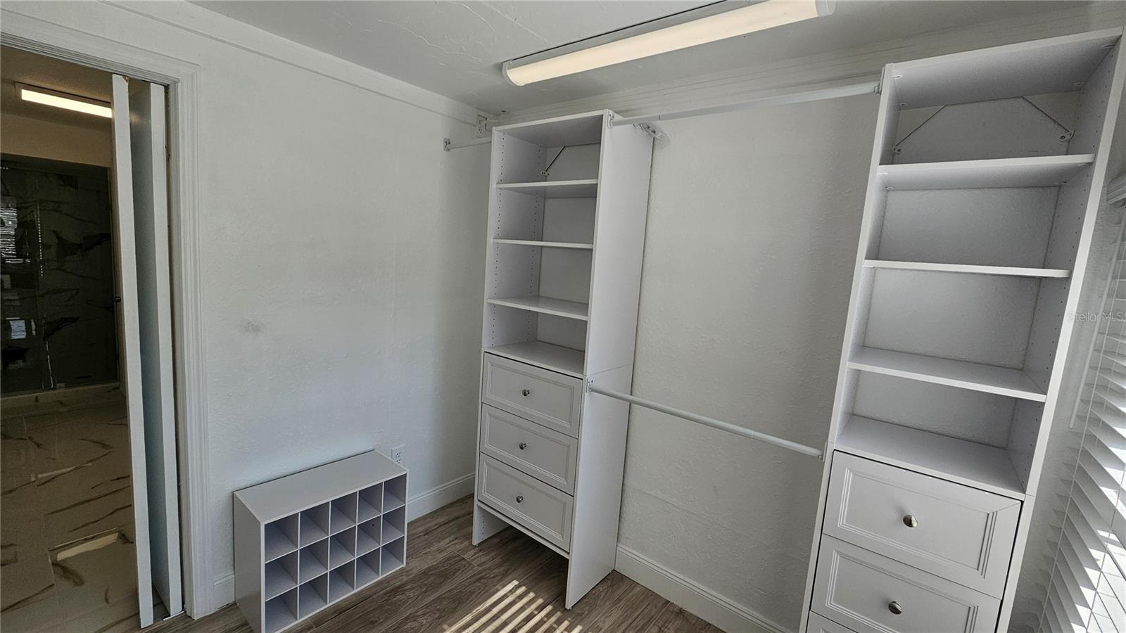 Walking close - Dressing room