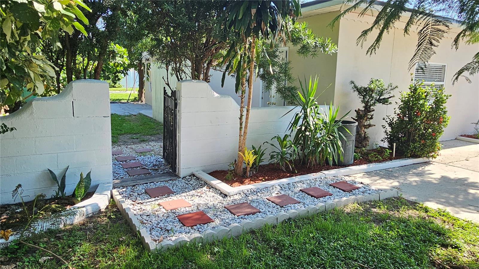 Private entrance for Mother-in-law apt