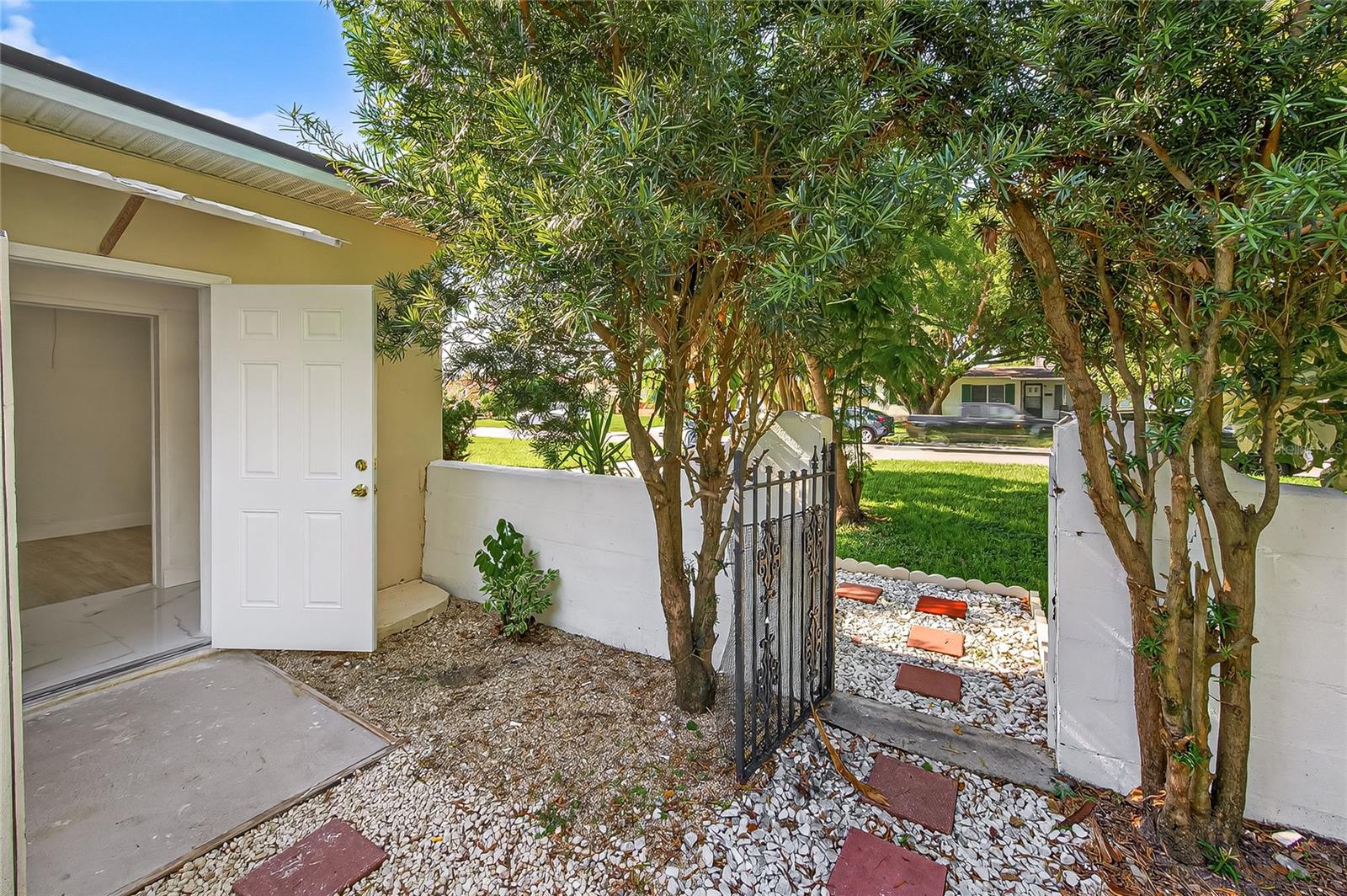 Private entrance for Mother-in-law apt