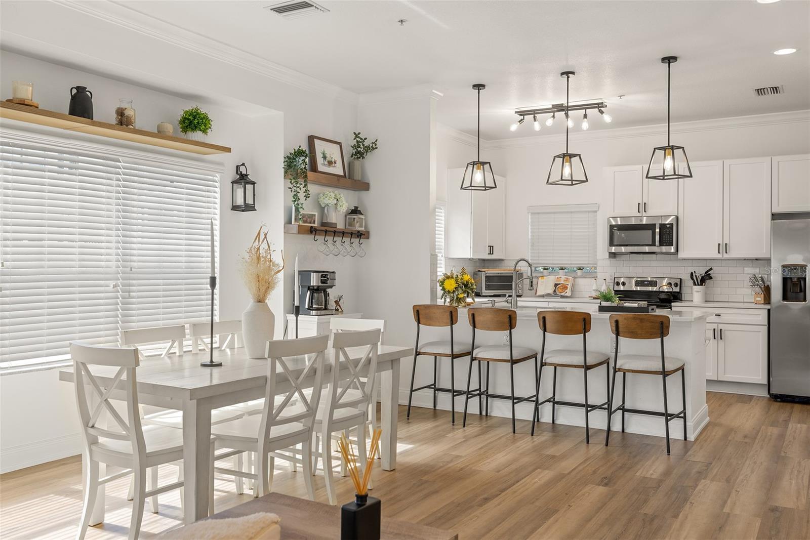 Roomy dining area close to kitchen