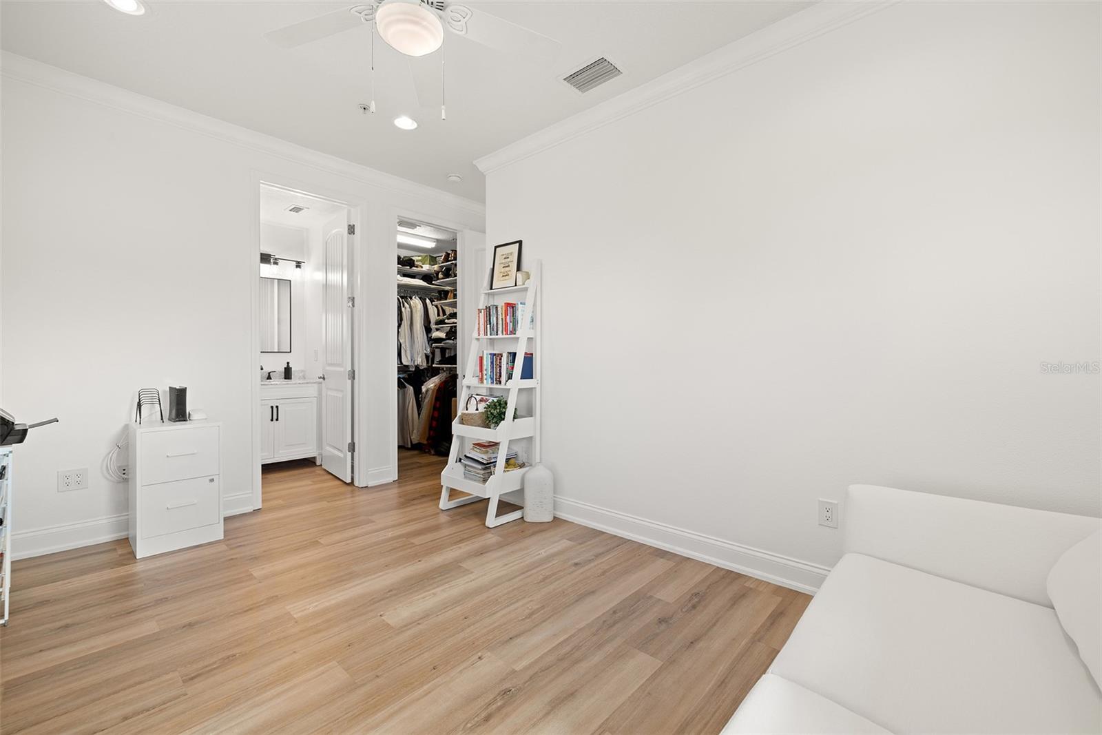 Upper ensuite guest bedroom