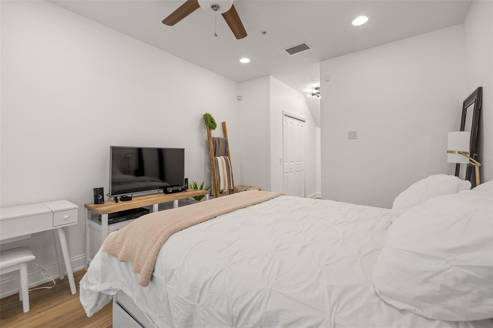 1st floor Guest bedroom