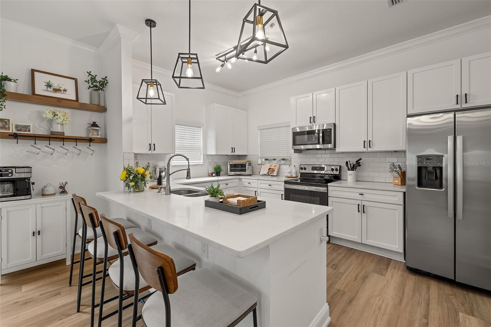 Kitchen with breakfast bar