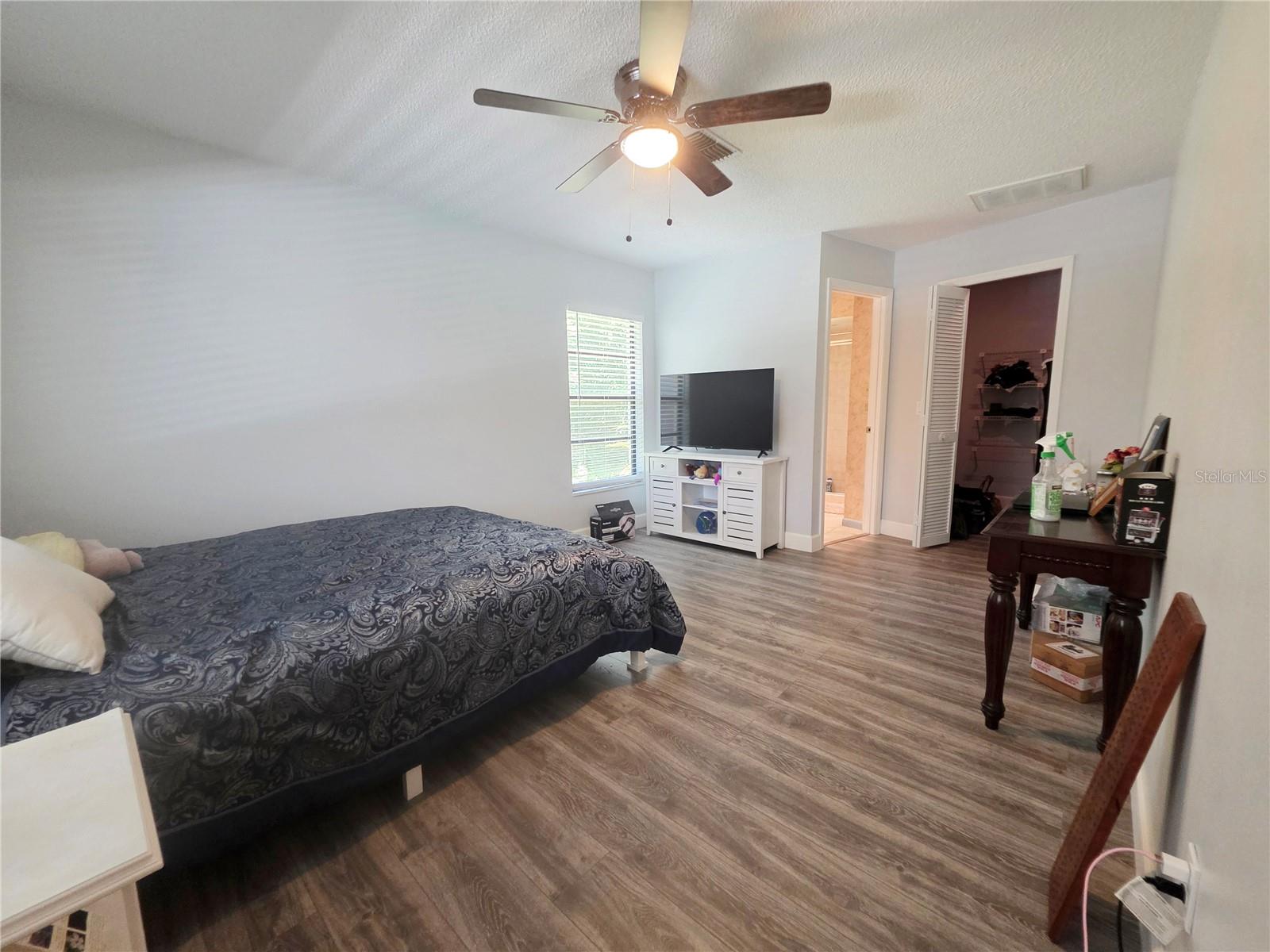 Master bedroom with en-suite bathroom & spacious walk in closet.