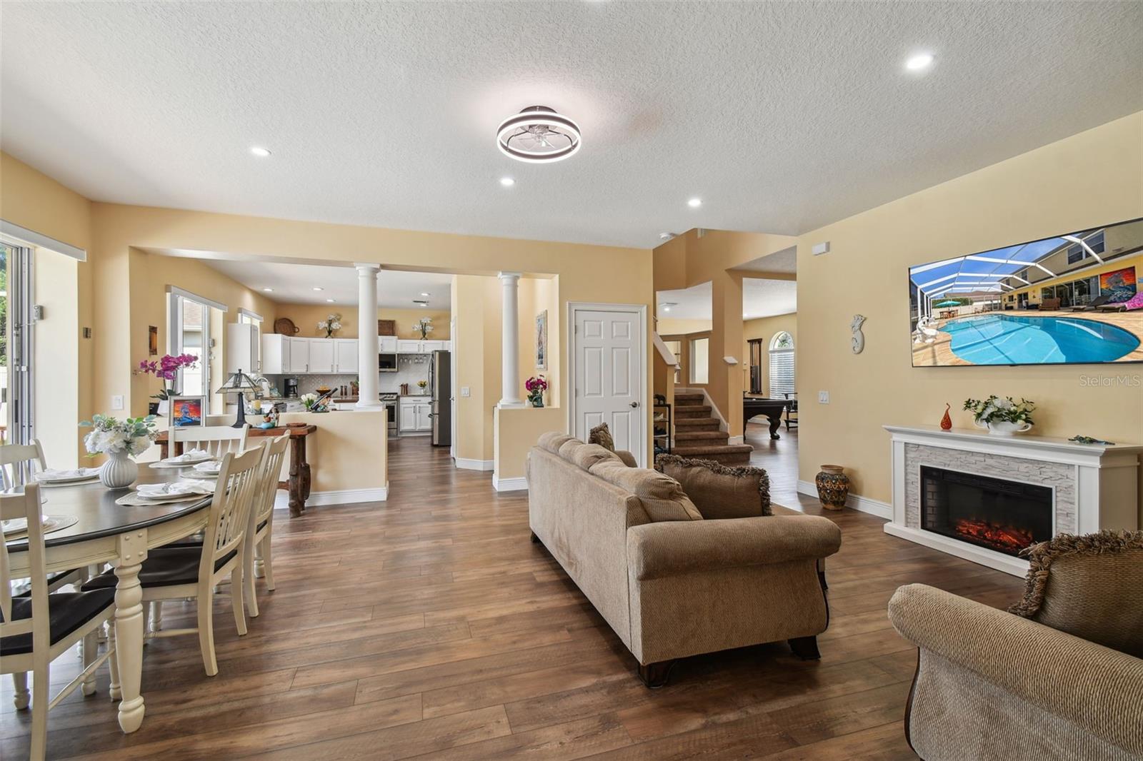 Living Room / Dinning