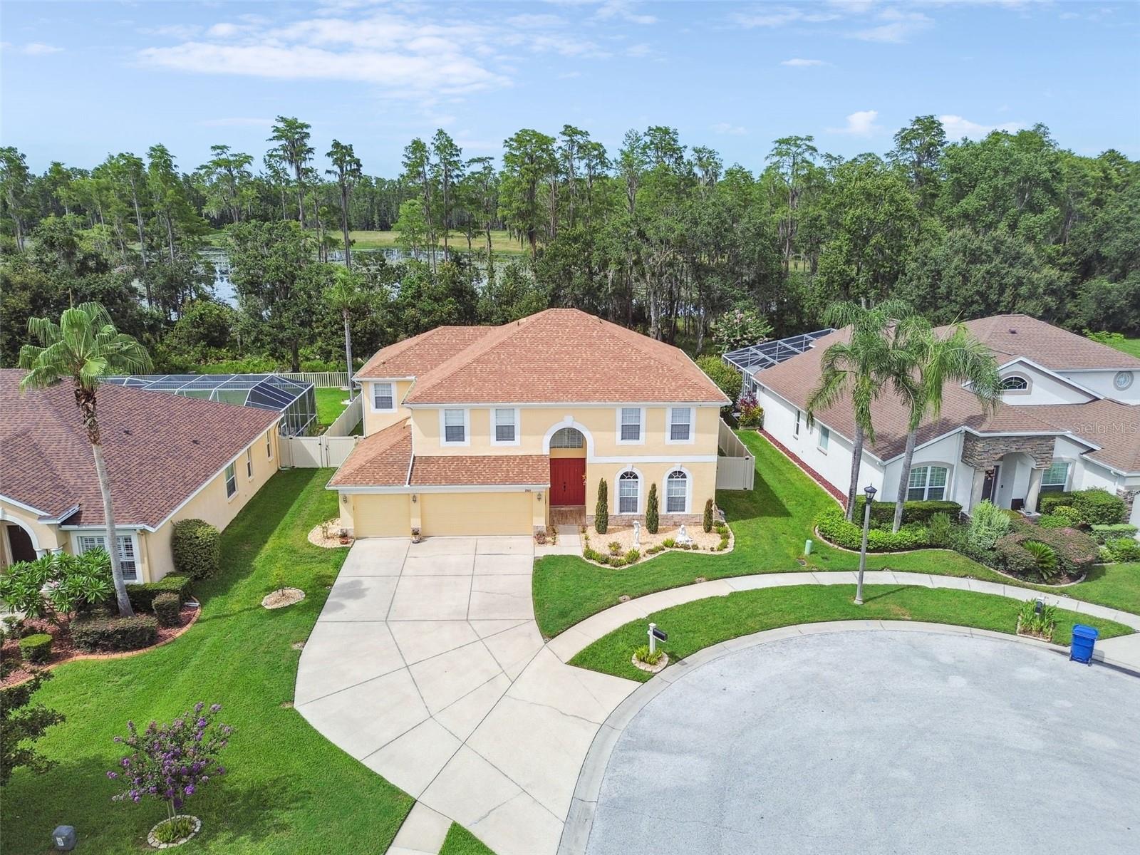 Huge driveway and cul-de-sac