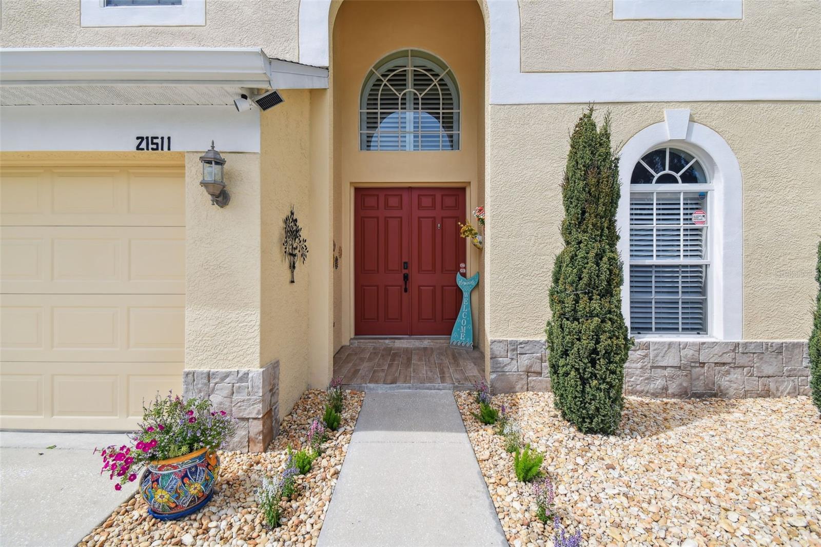 Entrance with double leaf doors