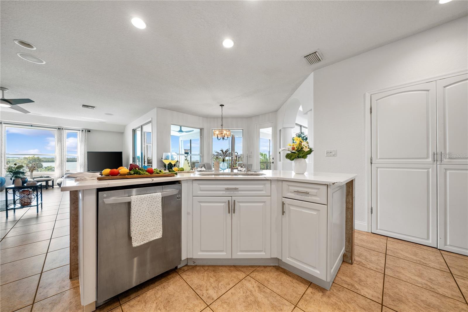 Thermidor gas cook station with food-warming shelves
