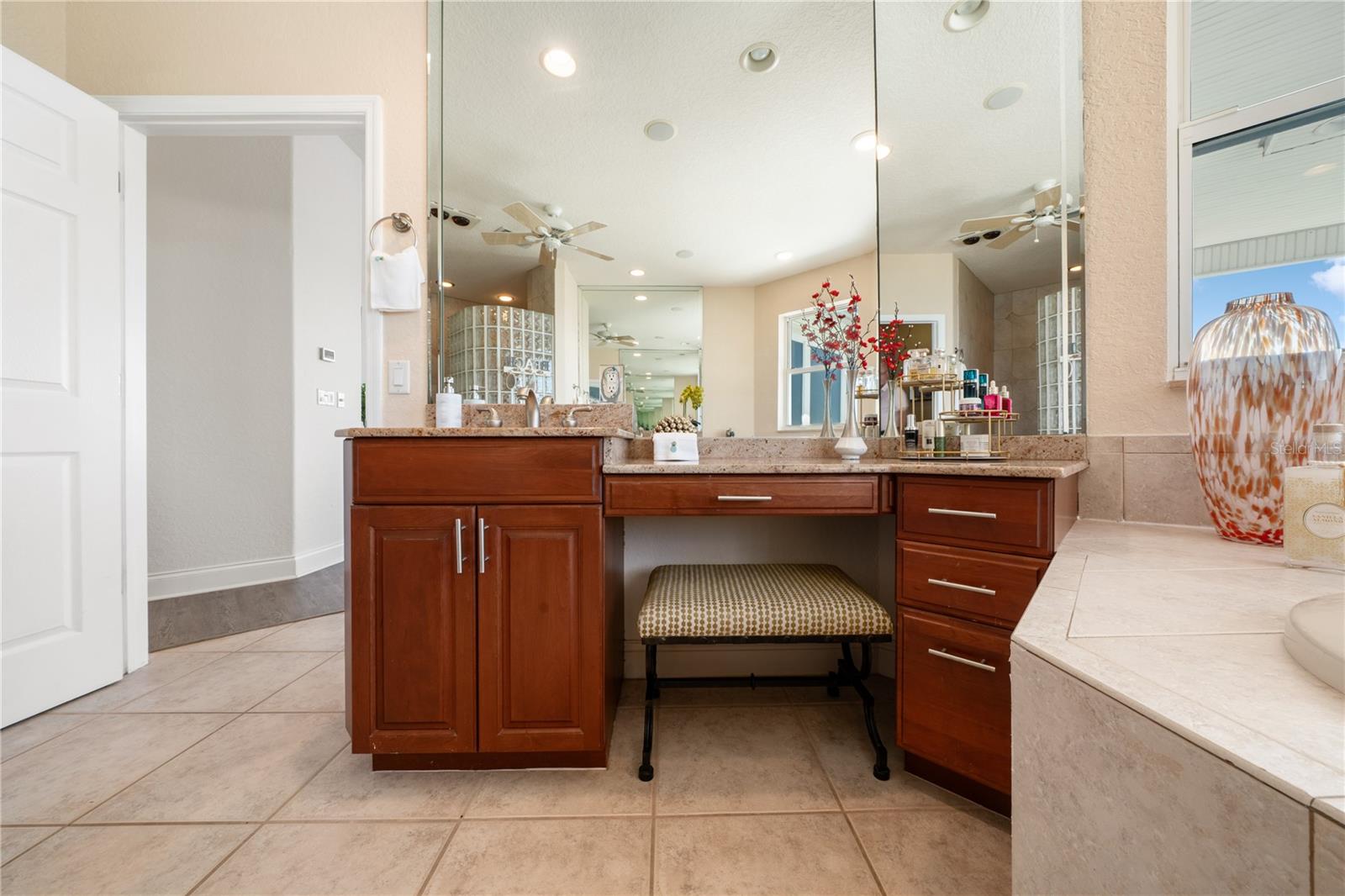 hers vanity station