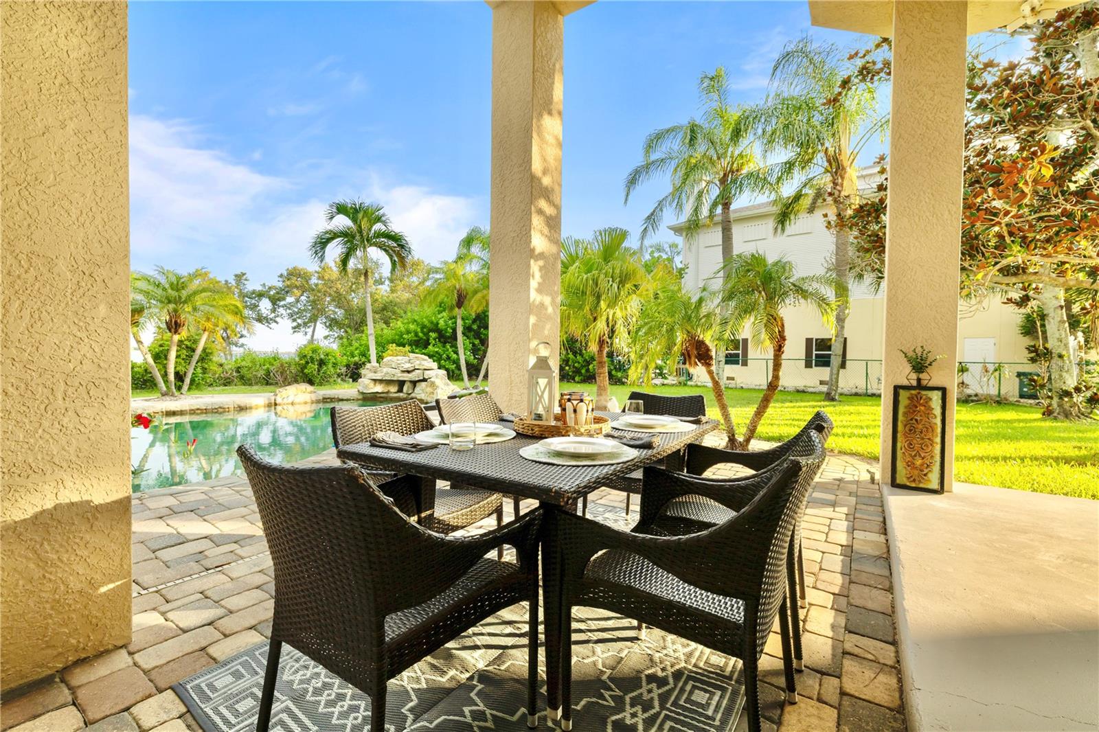 covered outdoor dinning