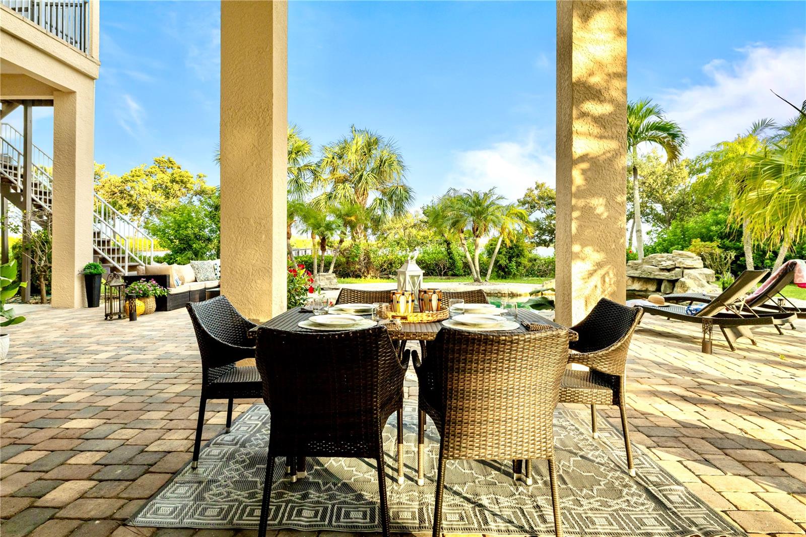 covered outdoor dinning