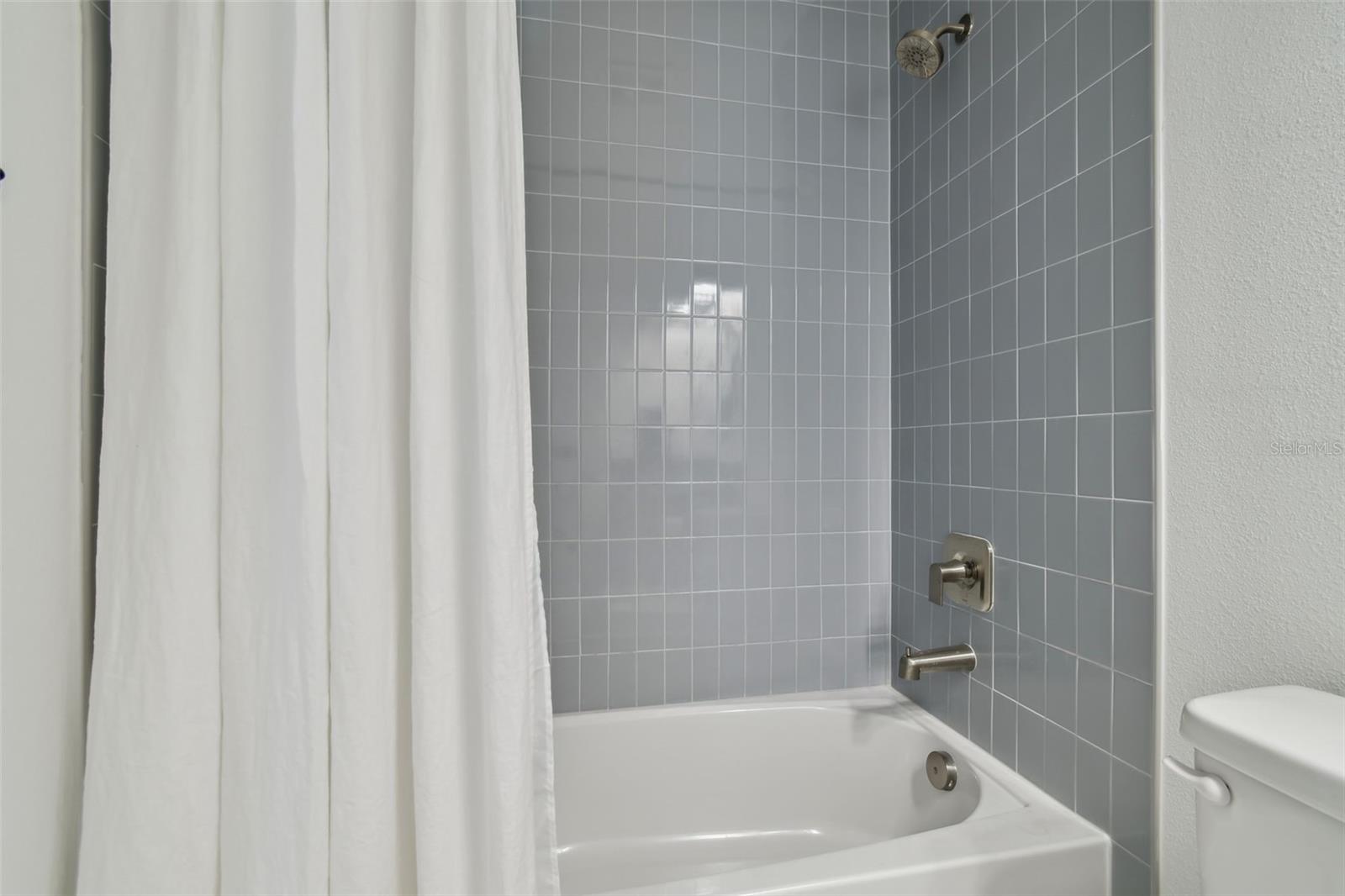 En-Suite Shower/Tub Combo