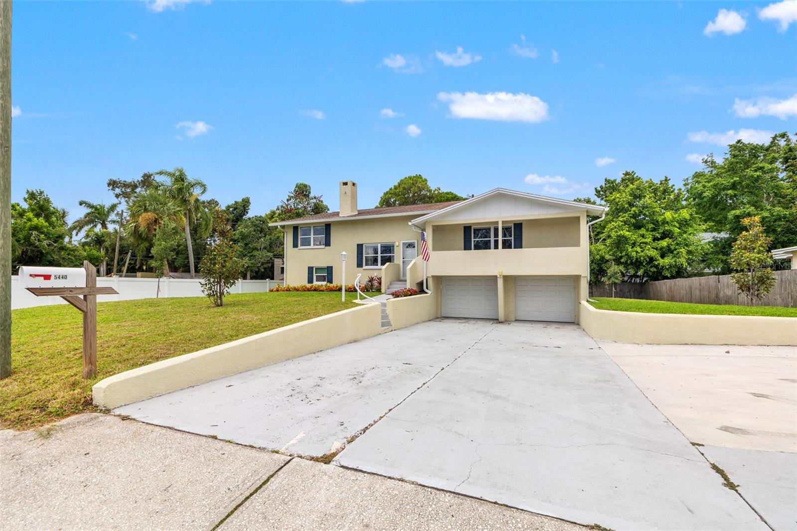 Front Exterior/Driveway