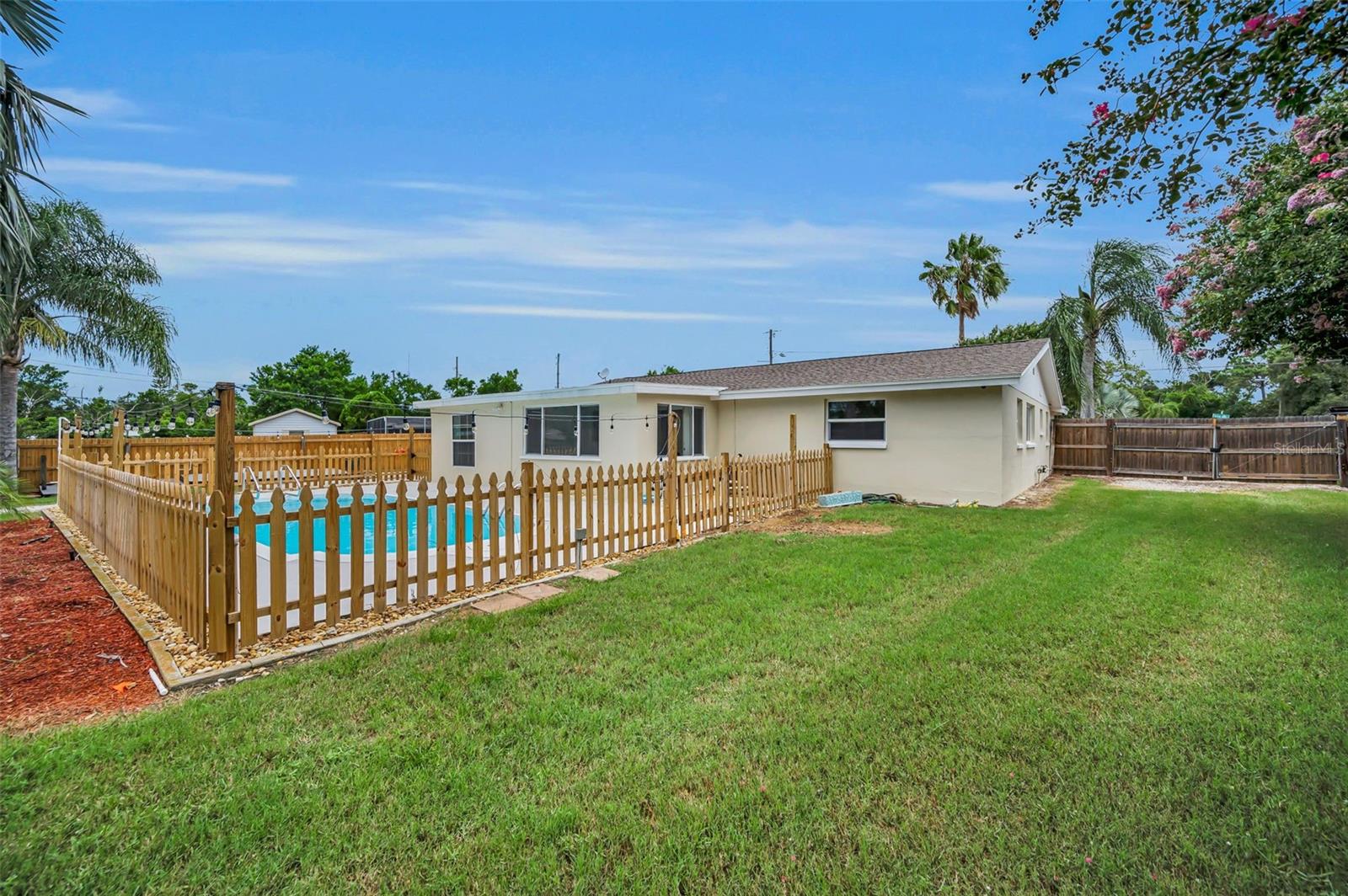 Side Yard 5022 Forest Hills Dr, Holiday FL