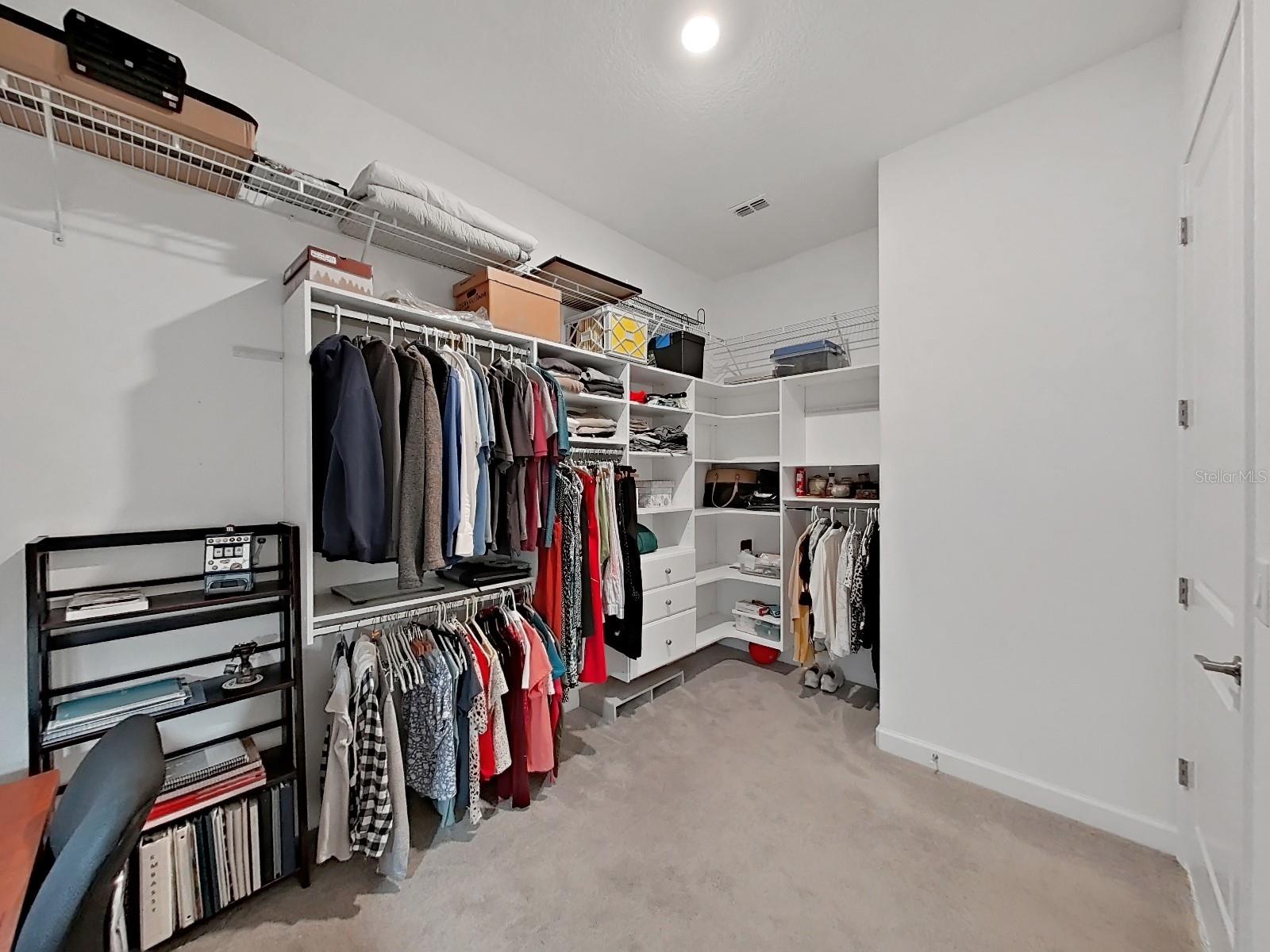 Master Bedroom Walkin Closet