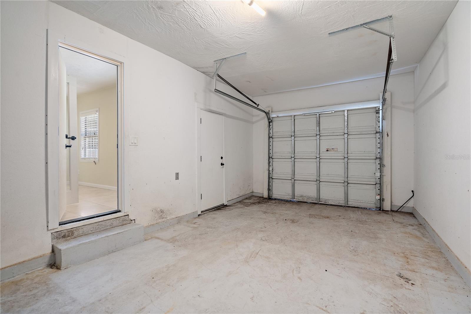 1 Car Garage w/ entrance to 3rd Bedroom