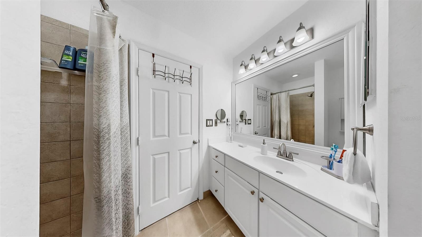 Clean well-maintained bathroom. Upgraded Light fixtures and faucets.
