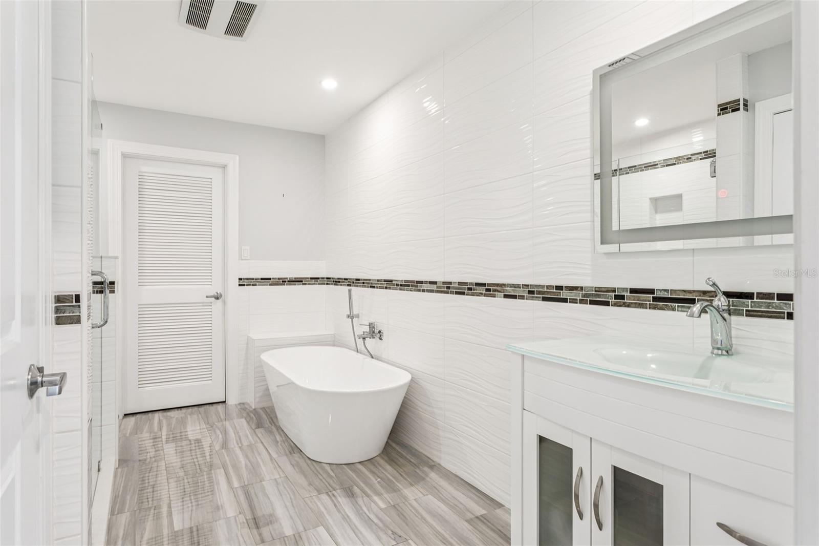 2nd bedroom with en suite bath.