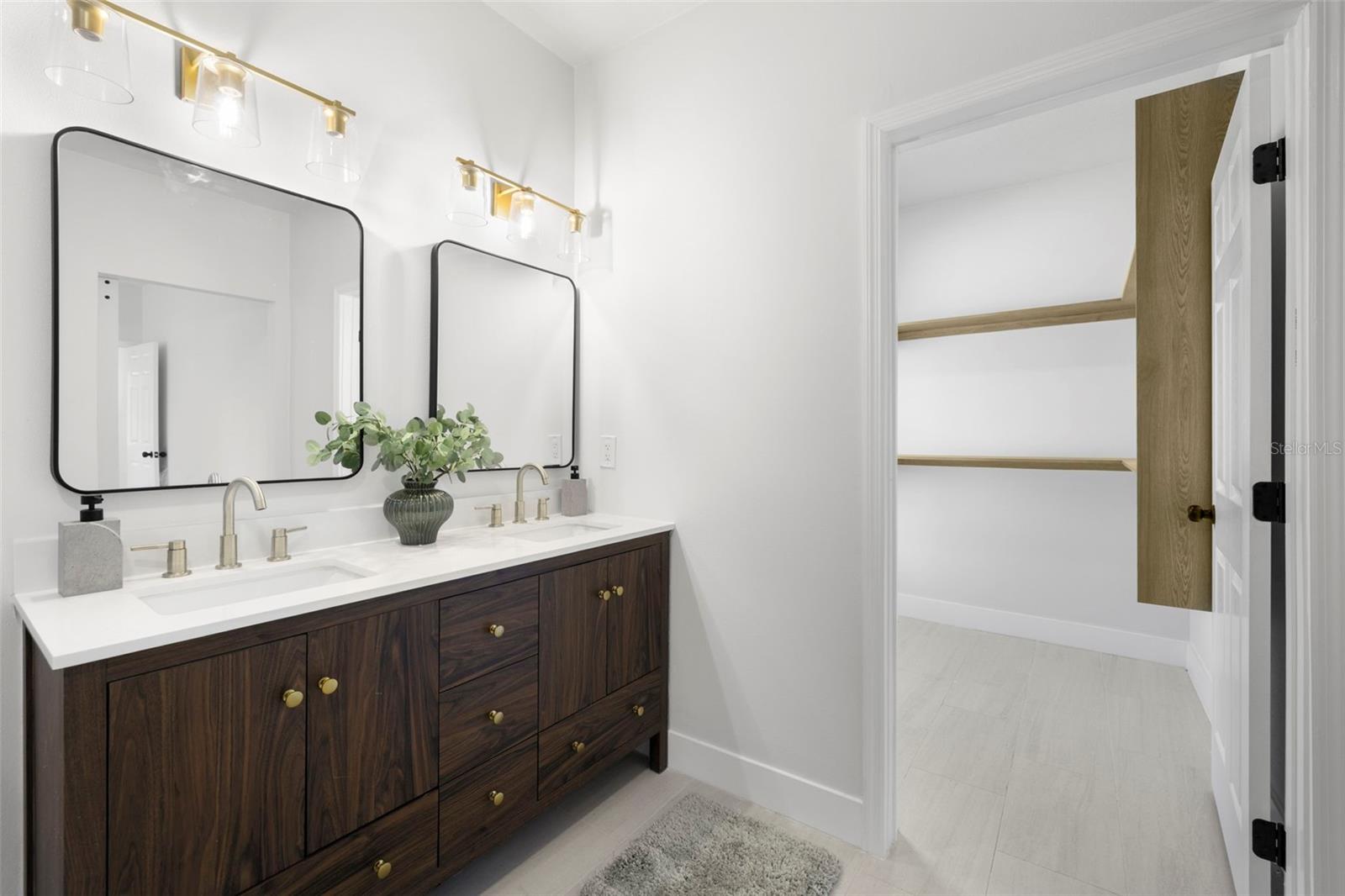 En suite bathroom with walk-in closet