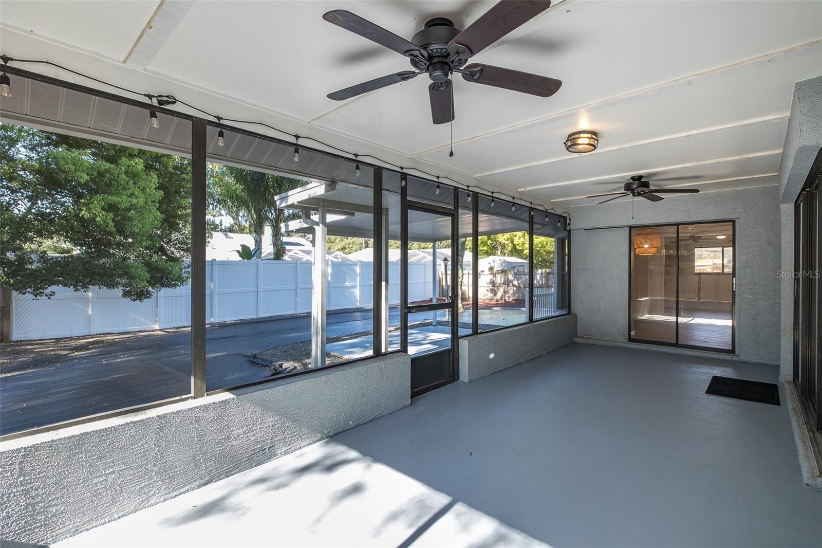 HUGE LANAI