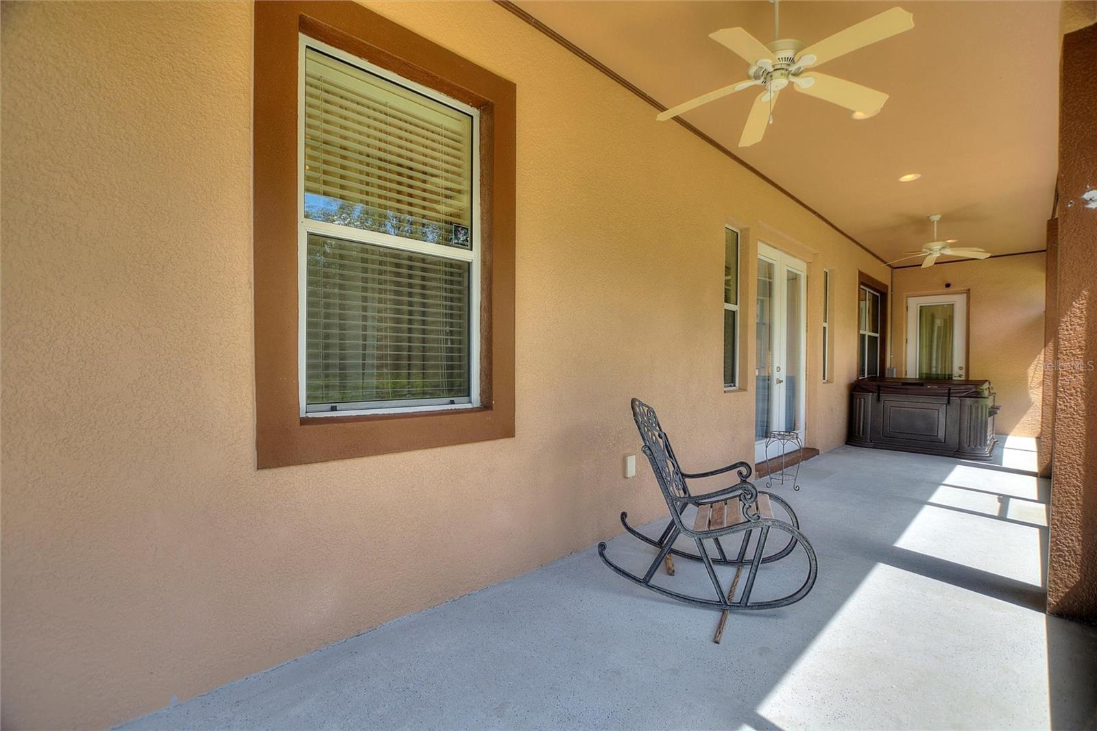 Large rear screened lanai.