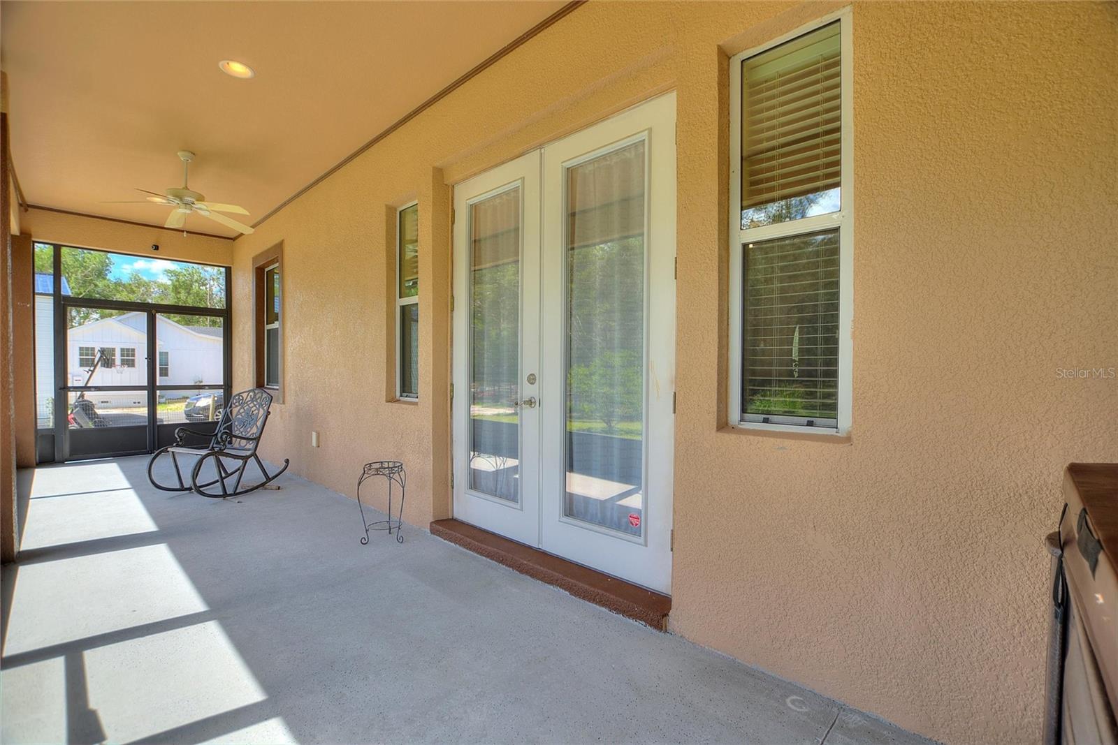 Large rear screened lanai.