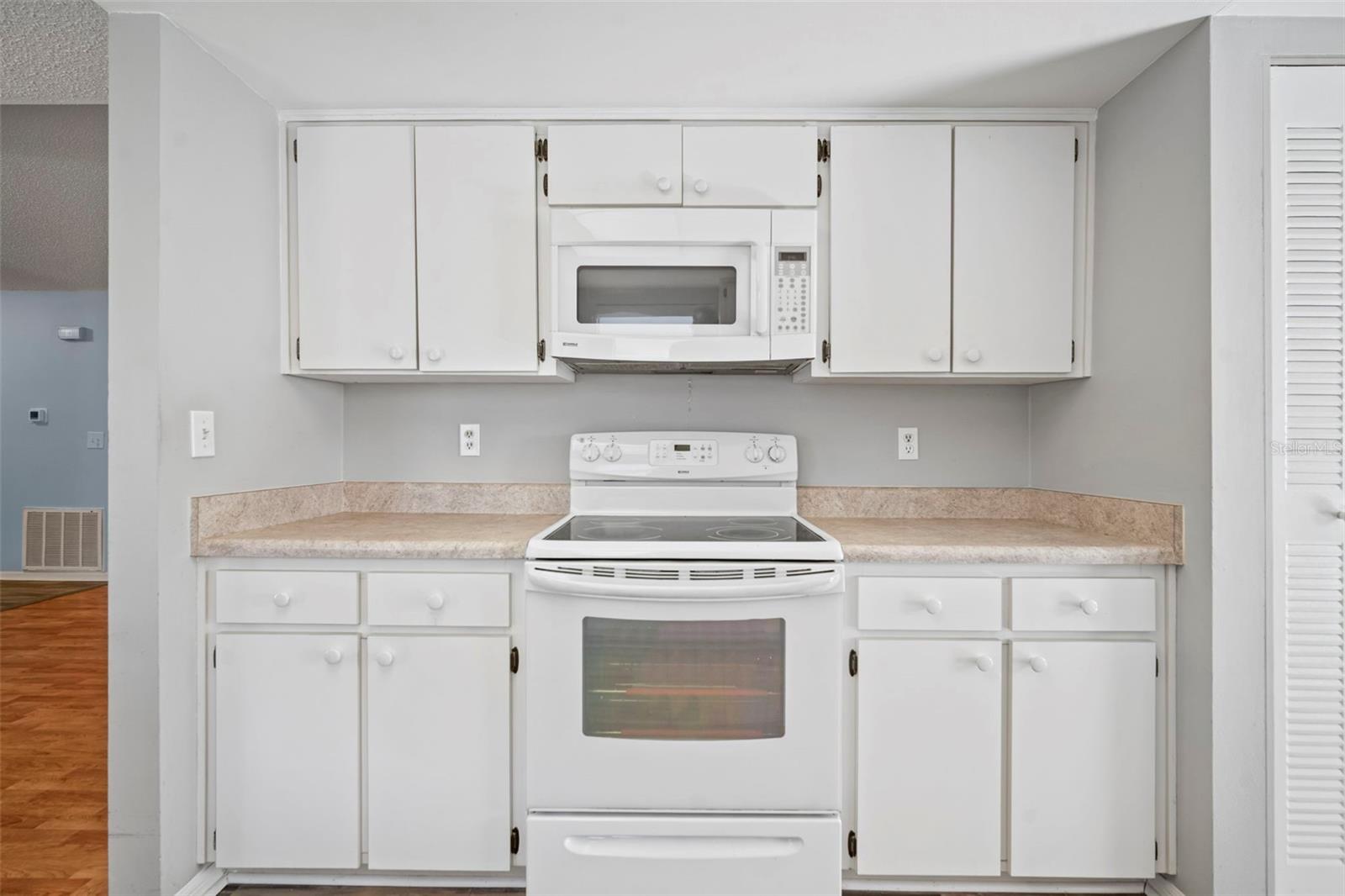 Kitchen w/Bottom Pull Out Shelves
