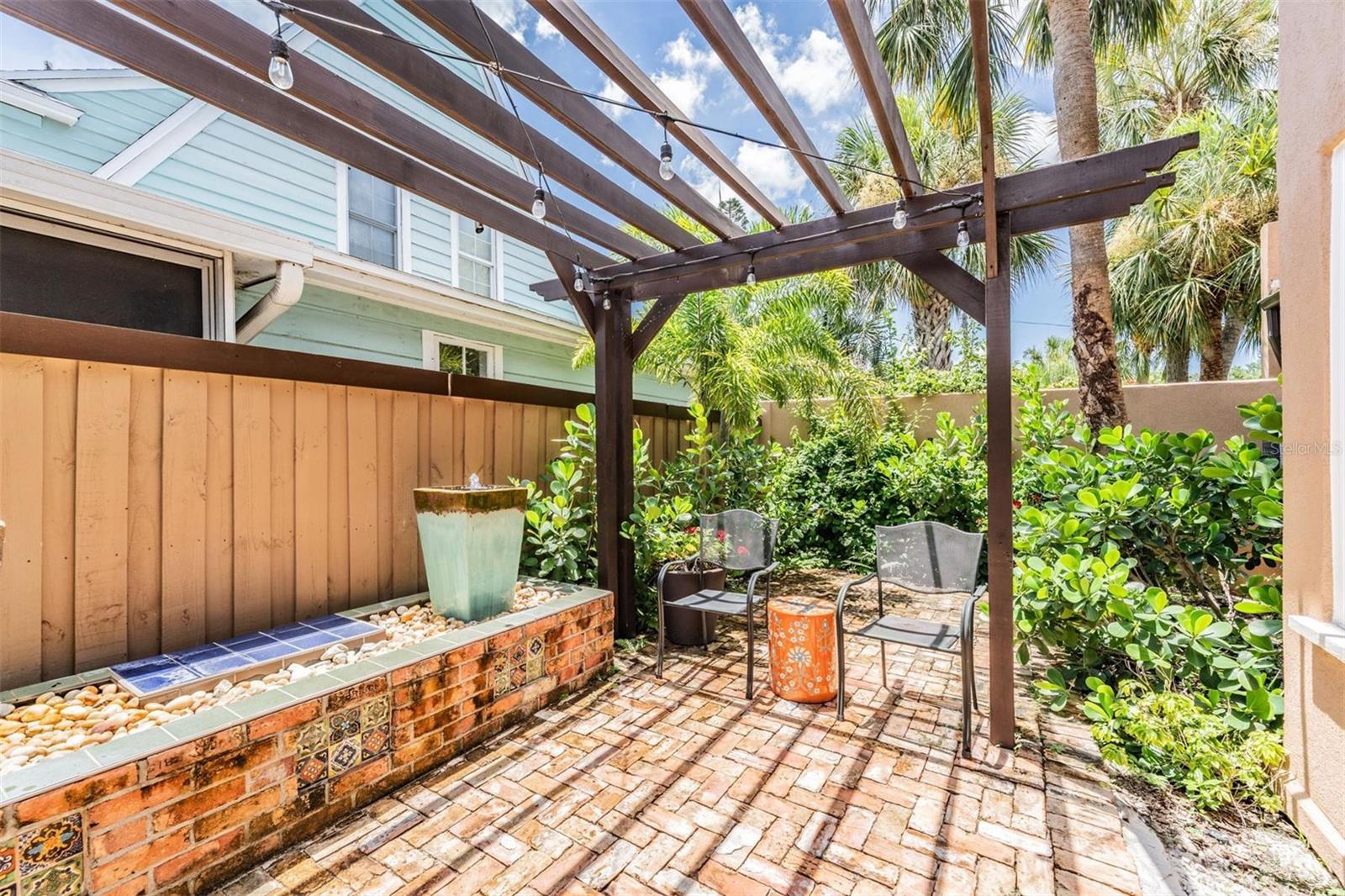 Side courtyard Pergola