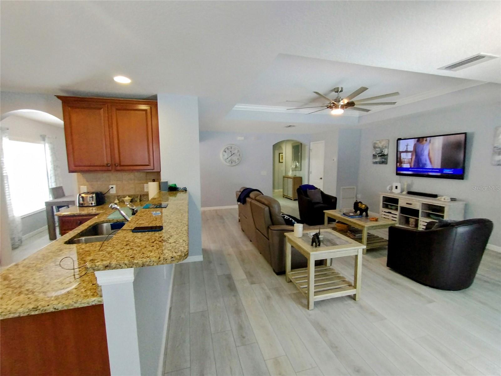 LIVING / KITCHEN
