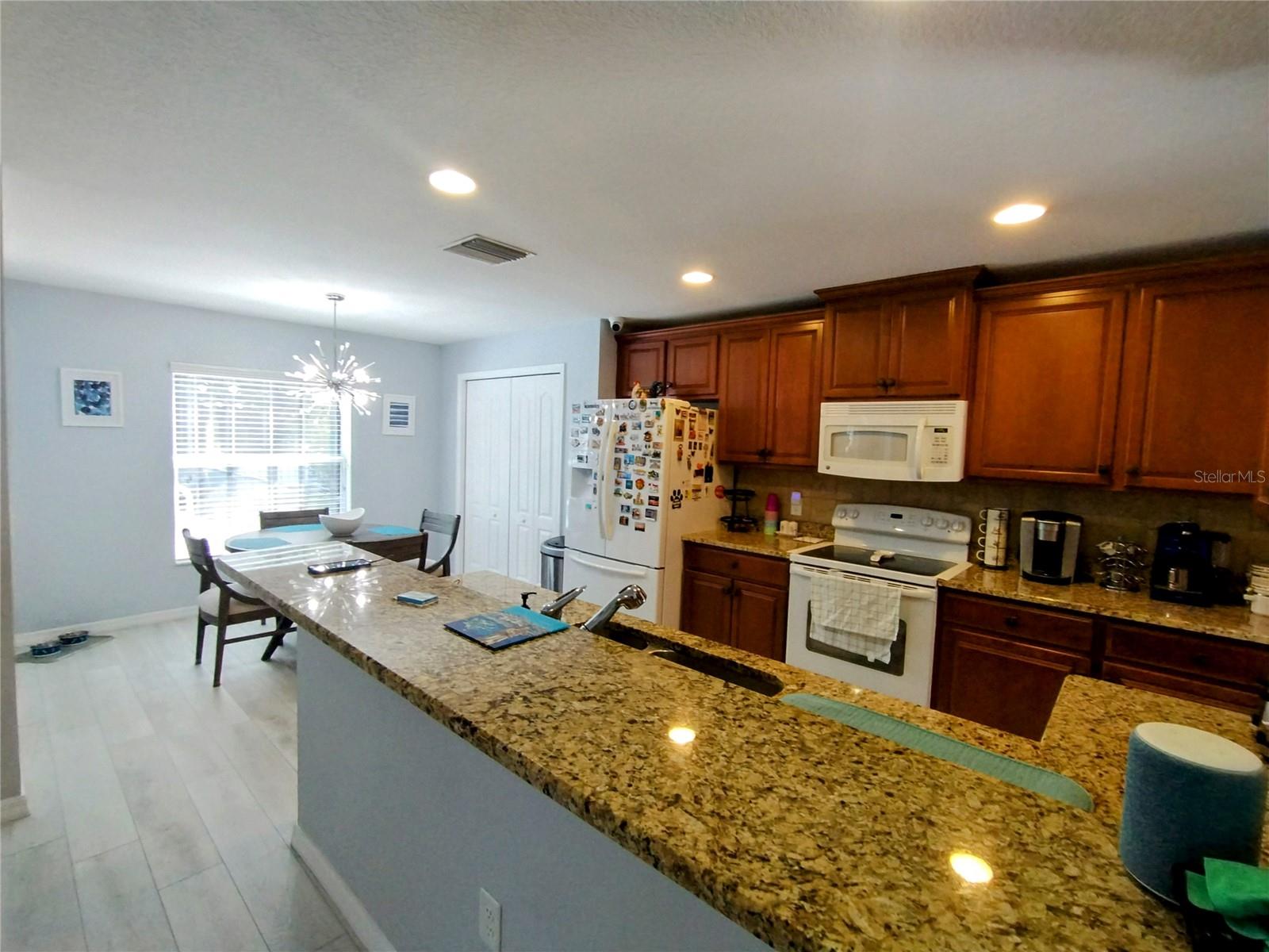 KITCHEN/BREAKFAST AREA