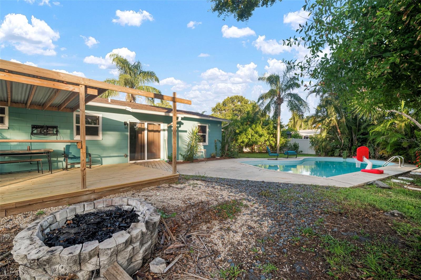 Firepit / Deck / Pool