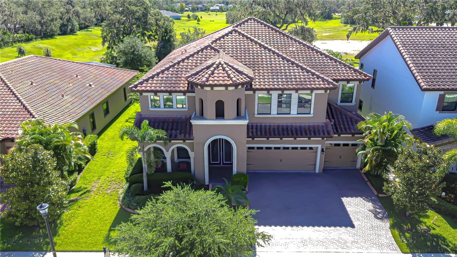 Beautiful two-level home!