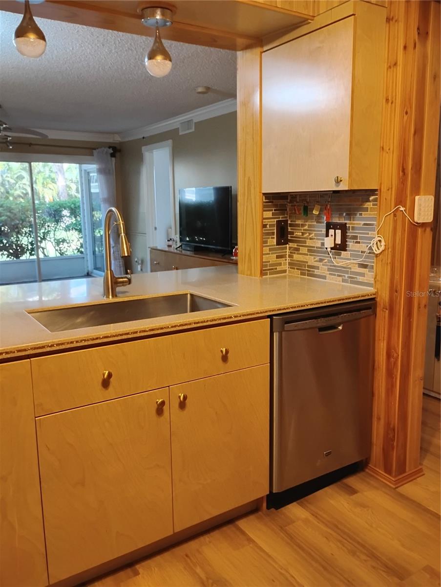 Counter w-Amble DeepStorage