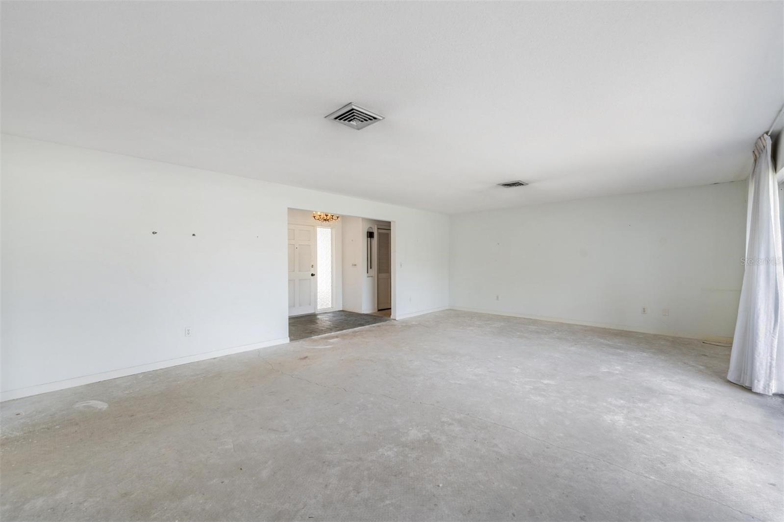 Spacious & Bright Living Room