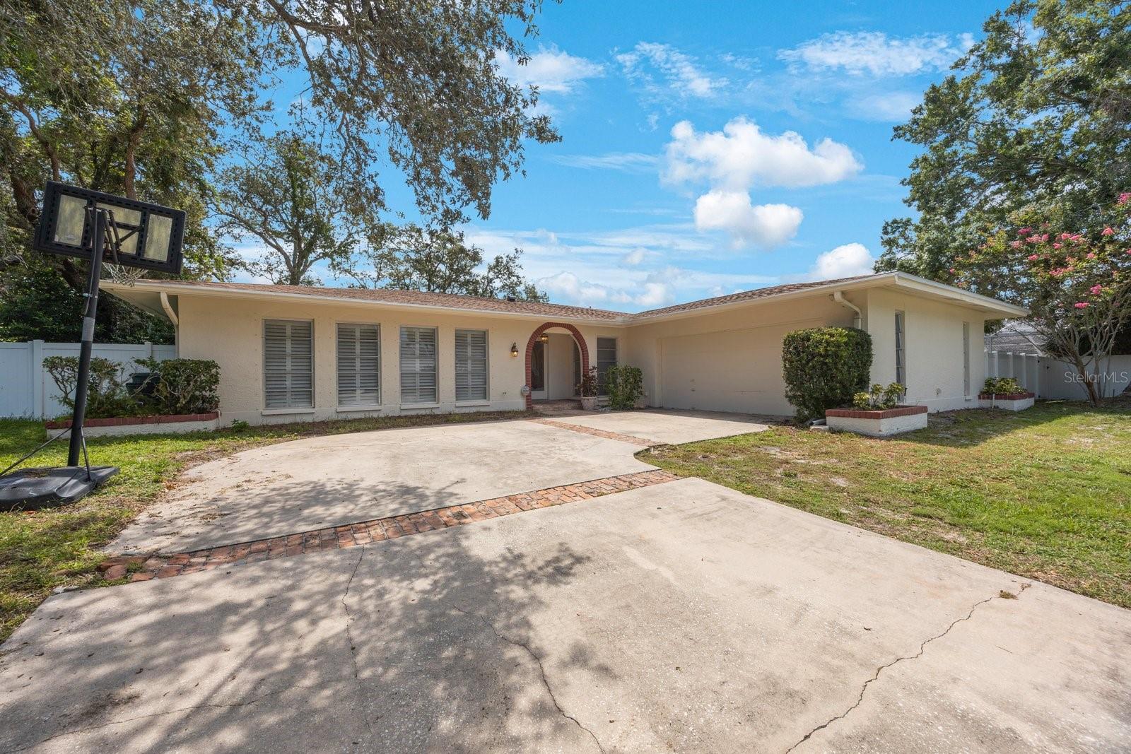 Nice curb appeal!