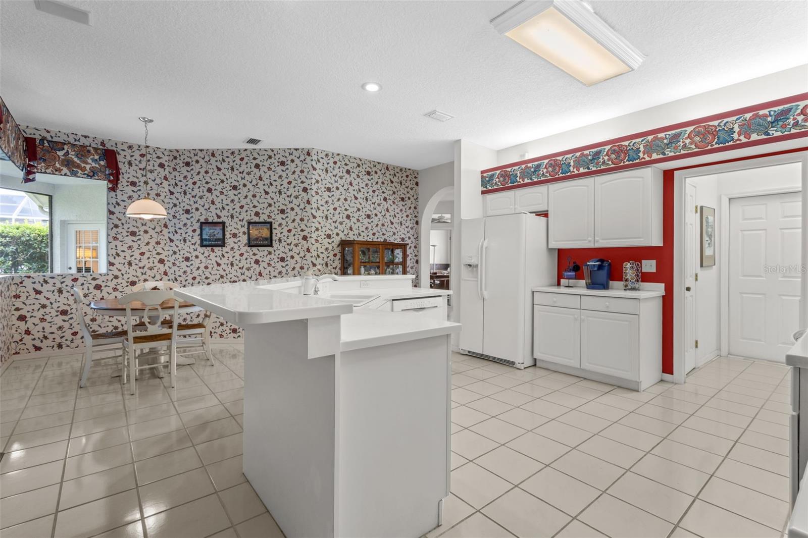 Kitchen also has eat in dining/breakfast nook area