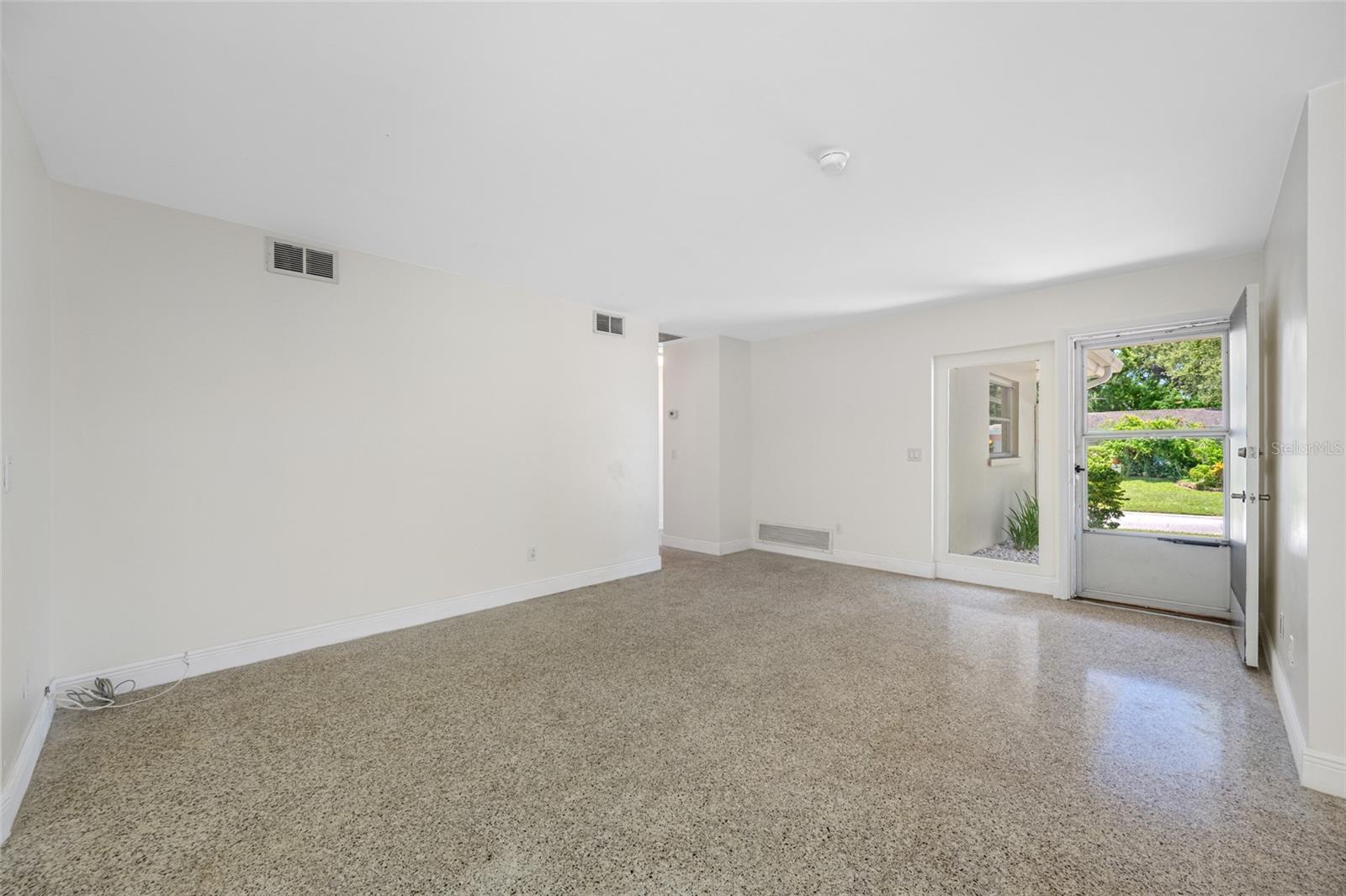 Front entry / Foyer