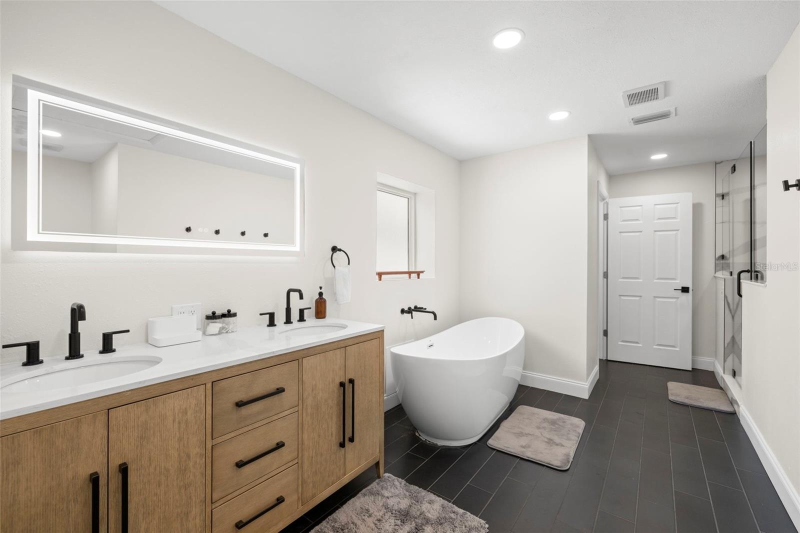 Primary En-suite Bathroom