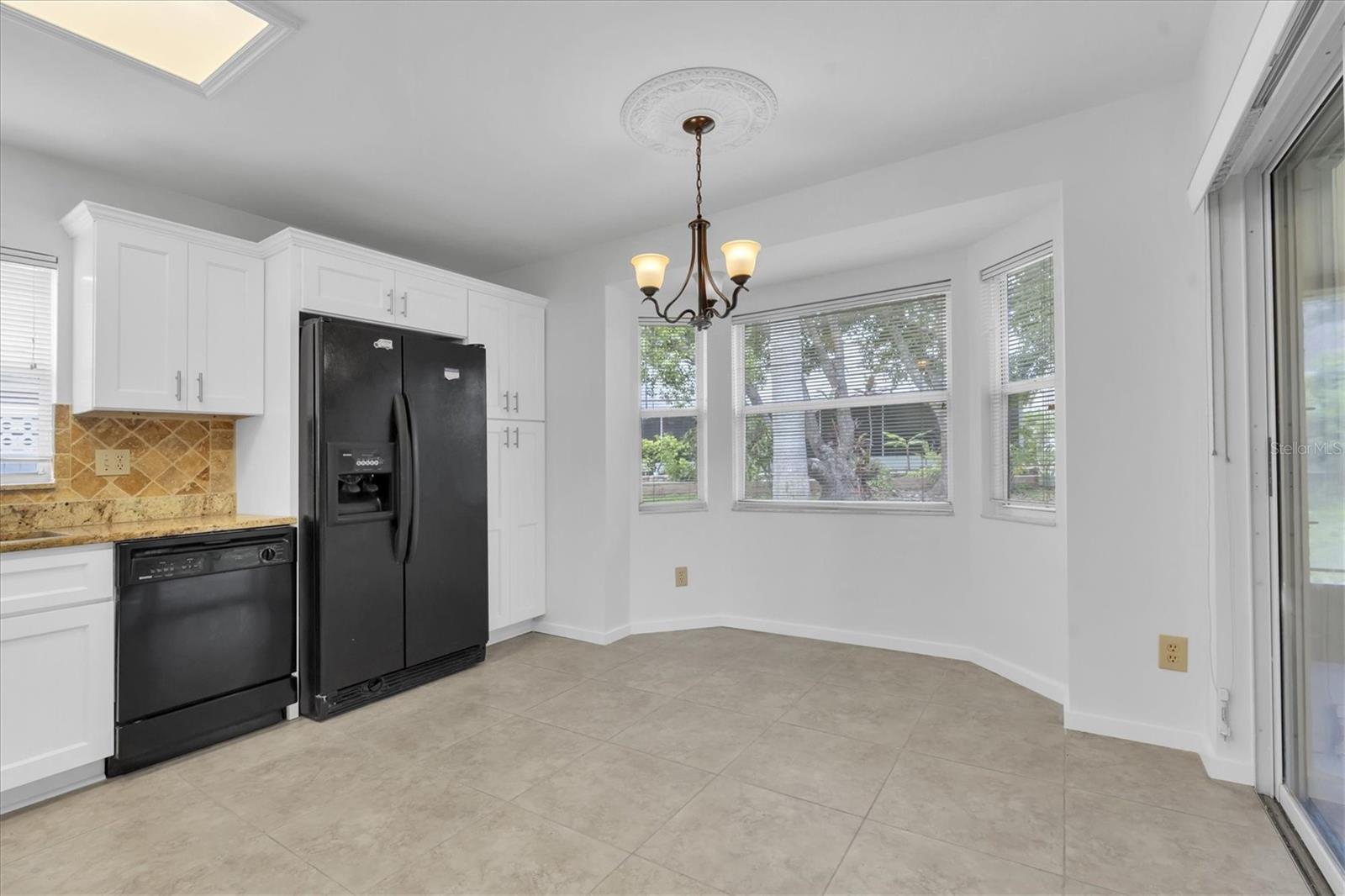 Breakfast area with bay window