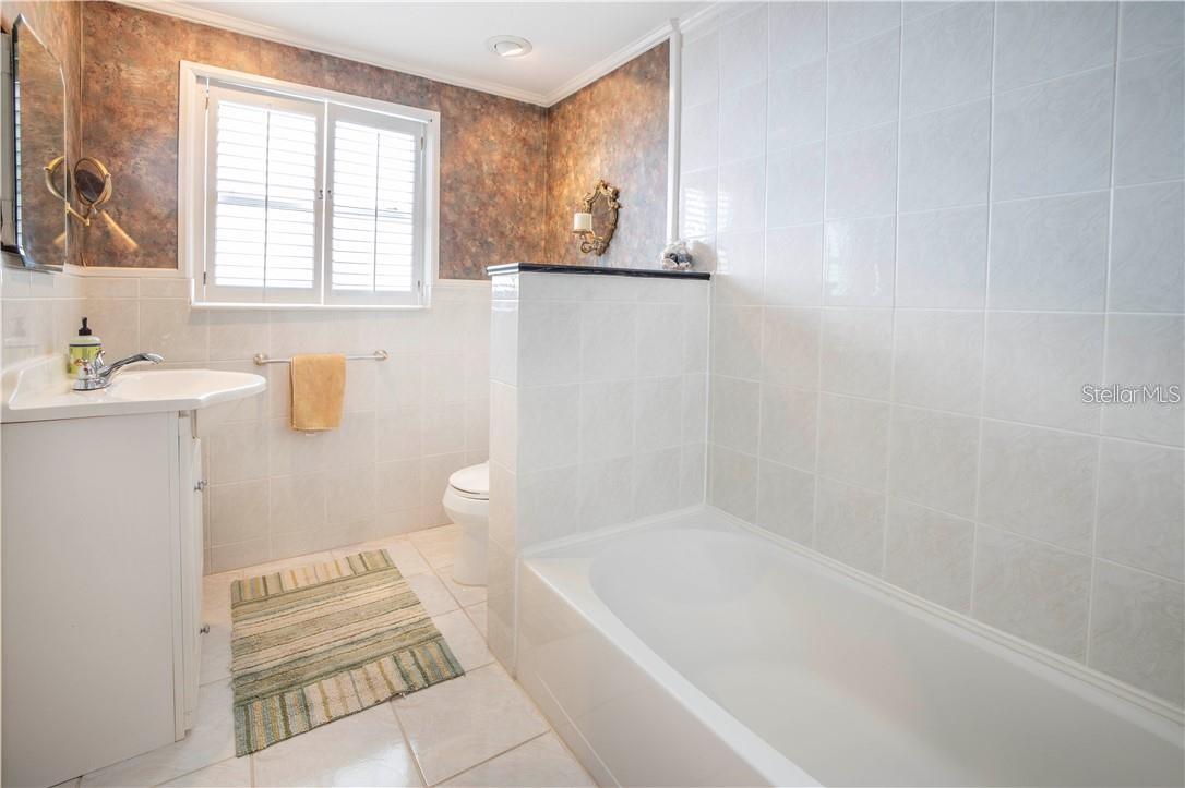 Middle 3rd Bathroom