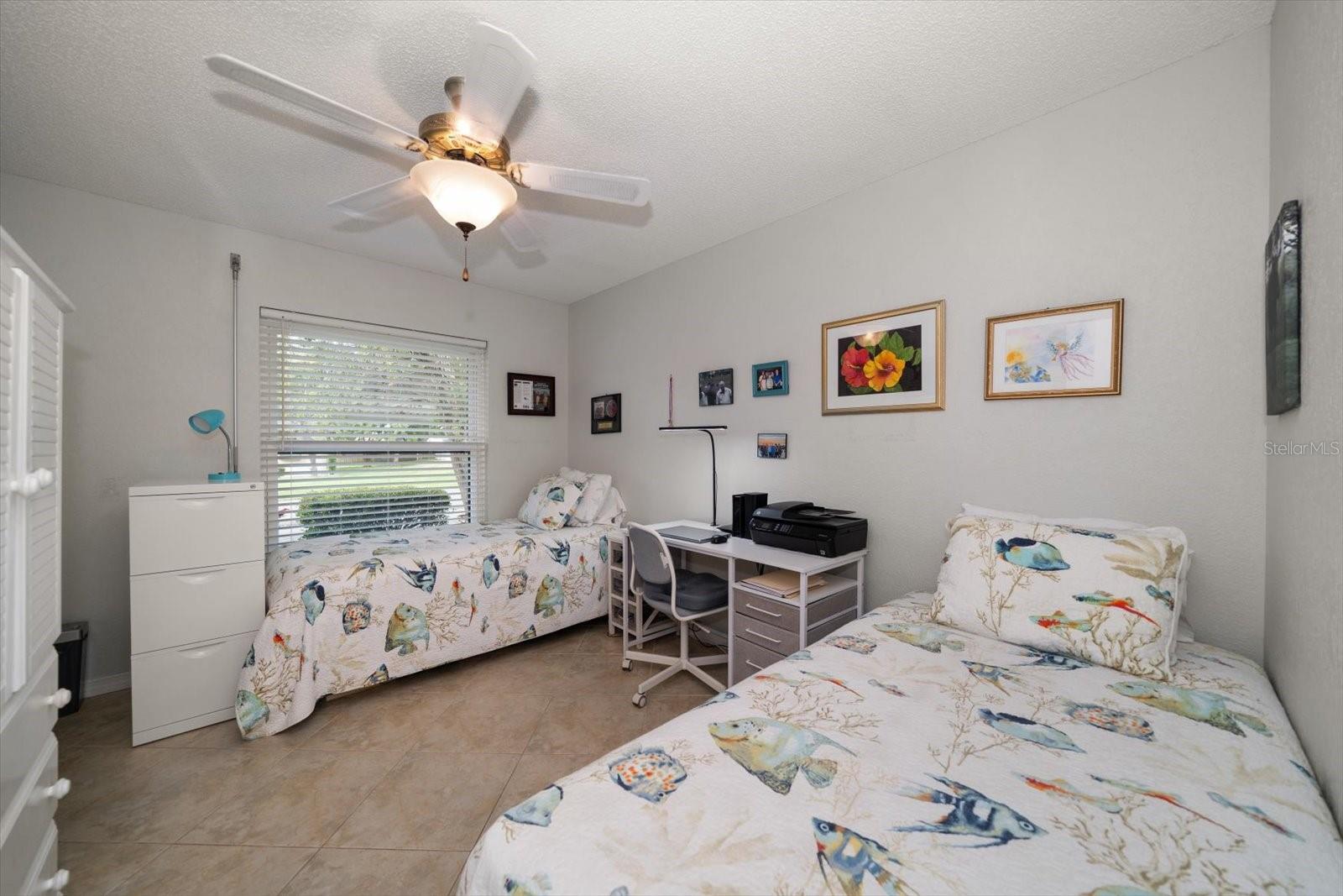 Guest room with twin beds