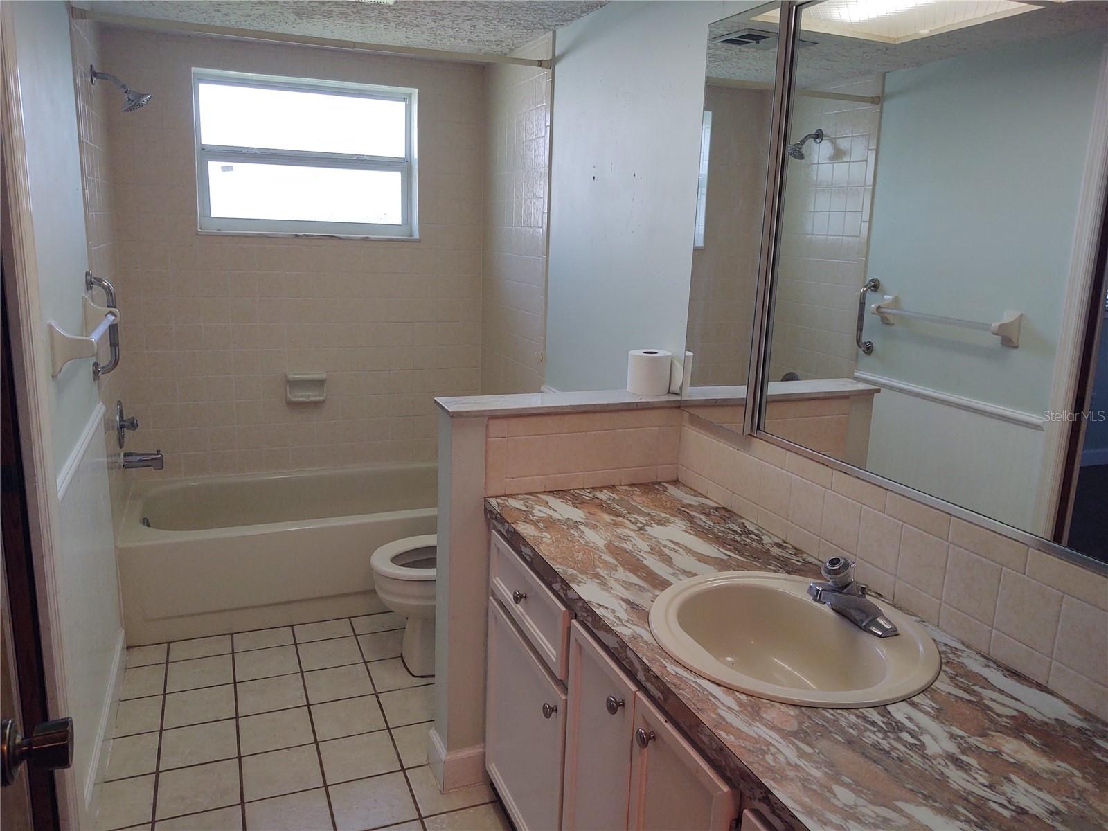 2nd Bath open to hall and bedroom