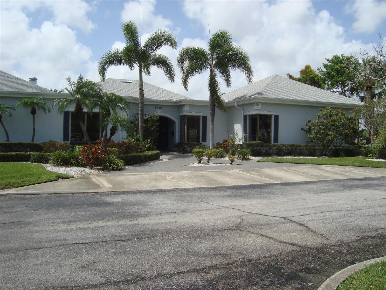 GREAT CURB APPLEAL INTO THE CLUBHOUSE
