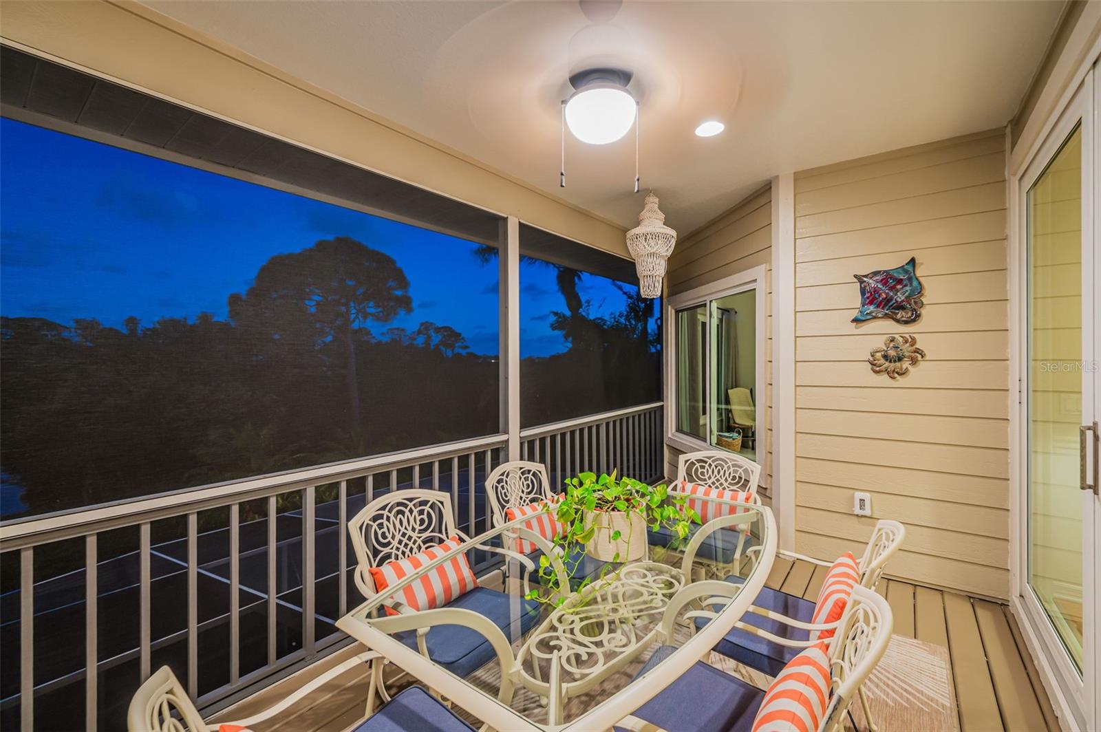 Outdoor dining--no reservations needed!